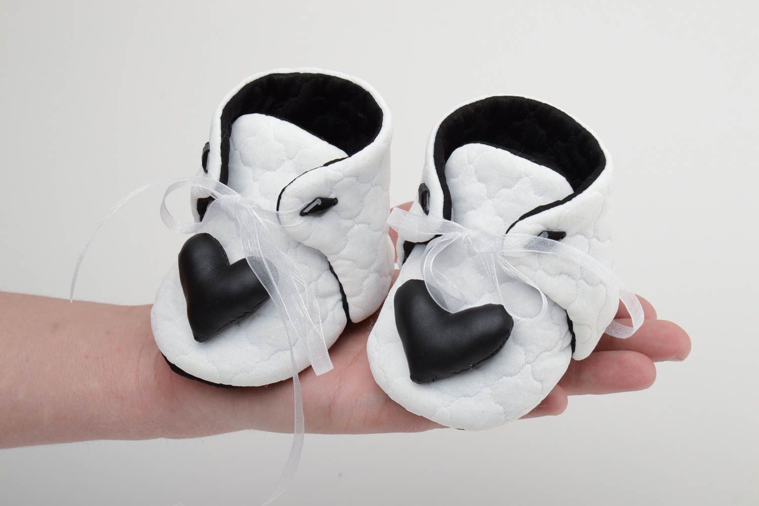 Детская обувь в виде ботиночек из трикотаж бело-черных с сердечками хэнд мэйд фото 5