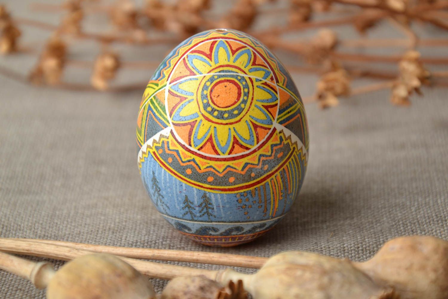 Oeuf de Pâques peint à l'aniline et cire fait main pysanka bleu avec motif photo 1