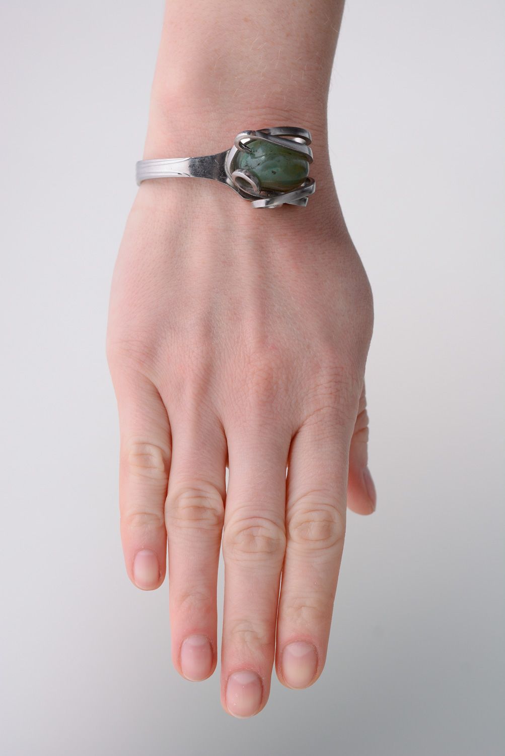 Металлический браслет из вилки с зеленым камнем фото 3