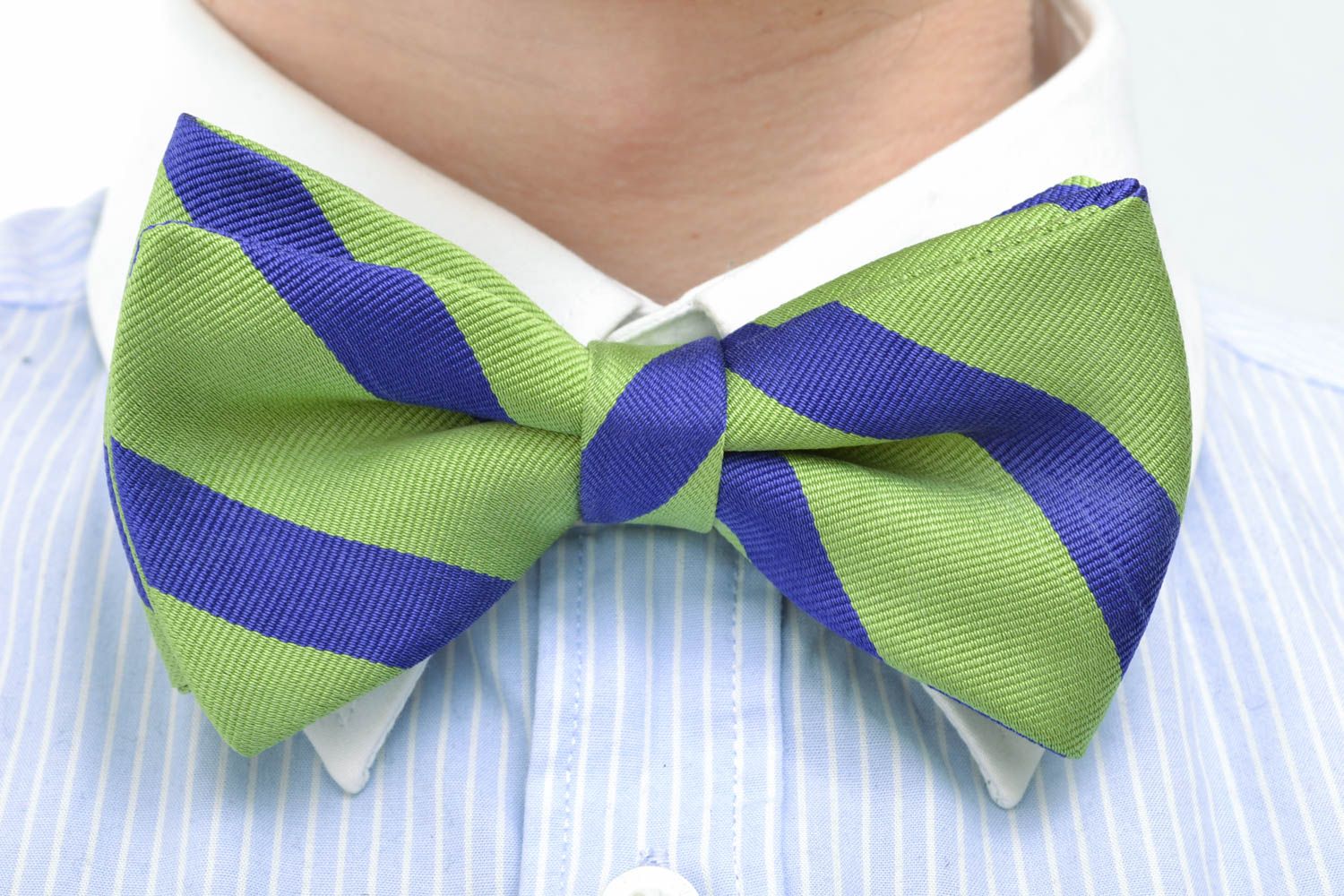 Текстильный галстук-бабочка сине-зеленый фото 5