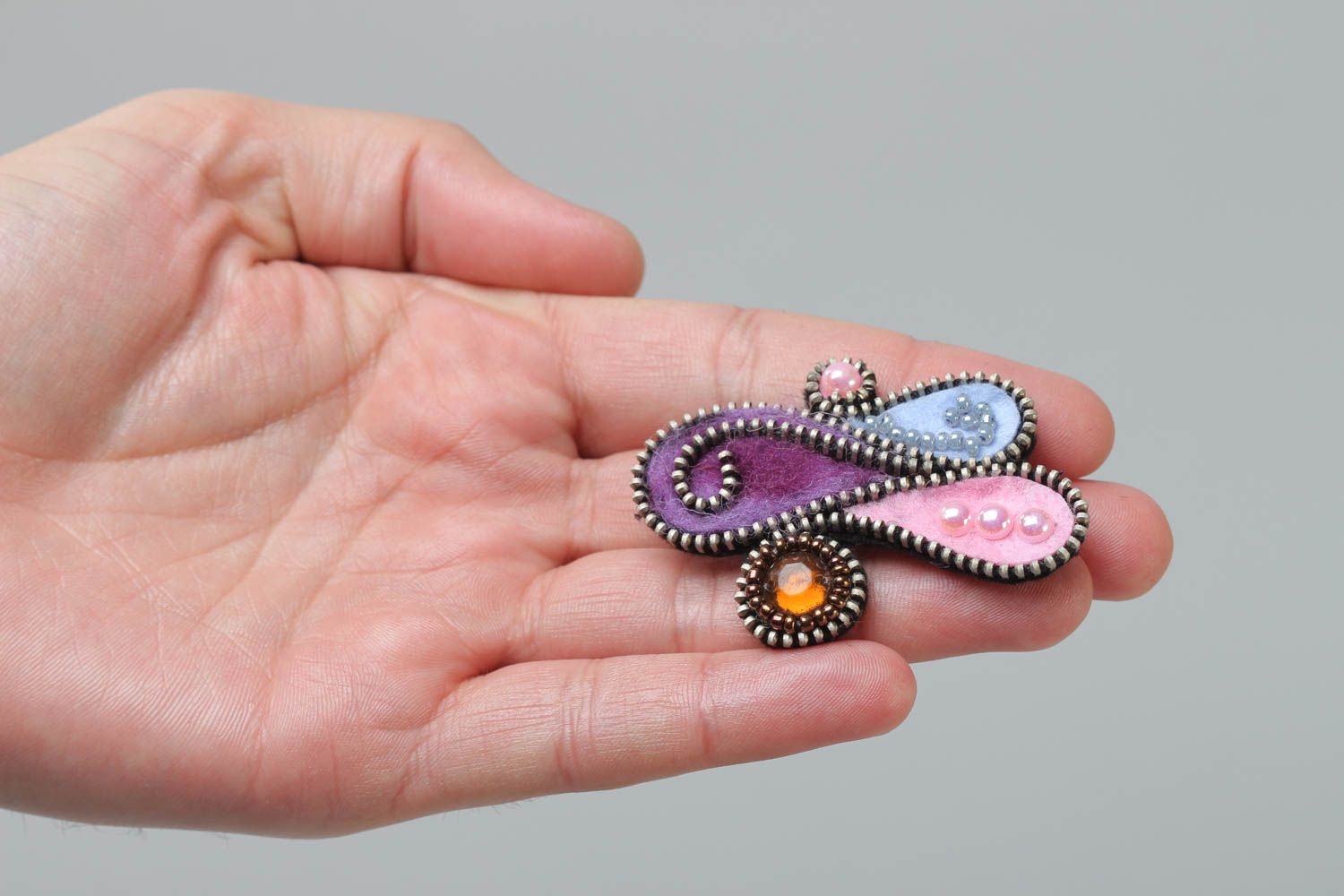Mehrfarbige stilvolle schöne Reißverschluss Brosche aus Filz in Filzen Technik für Damen foto 5