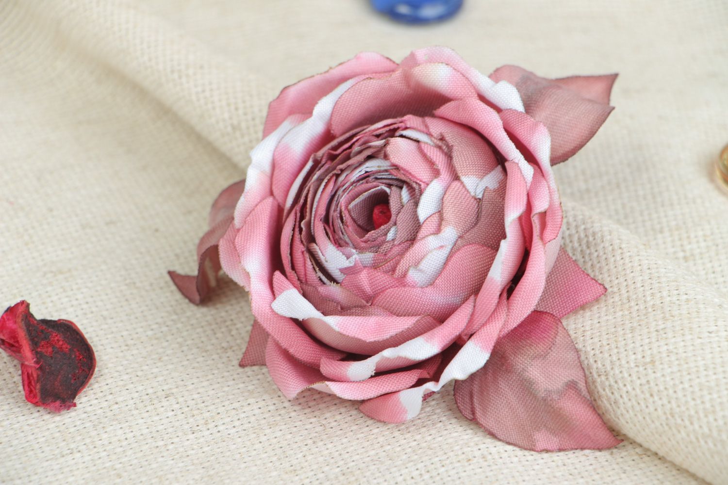 Handgemachte romantische elegante Brosche Rose aus Gabardine in Batik Technik  foto 5
