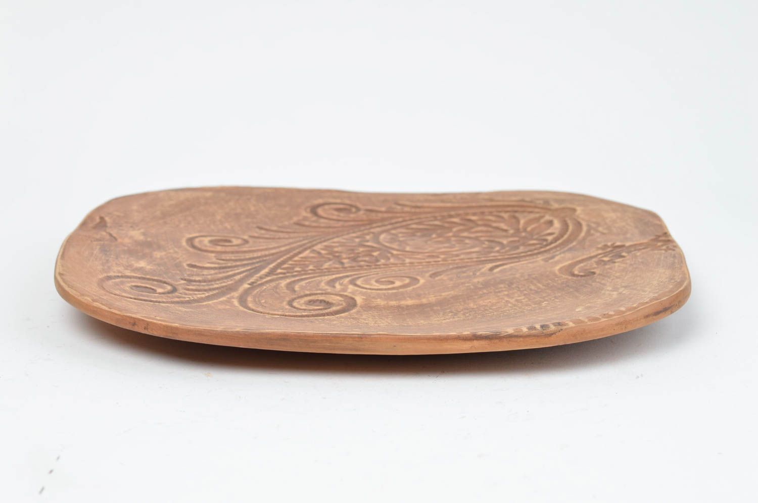 Assiette carrée à bords arrondis en argile faite main avec motif en relief photo 3