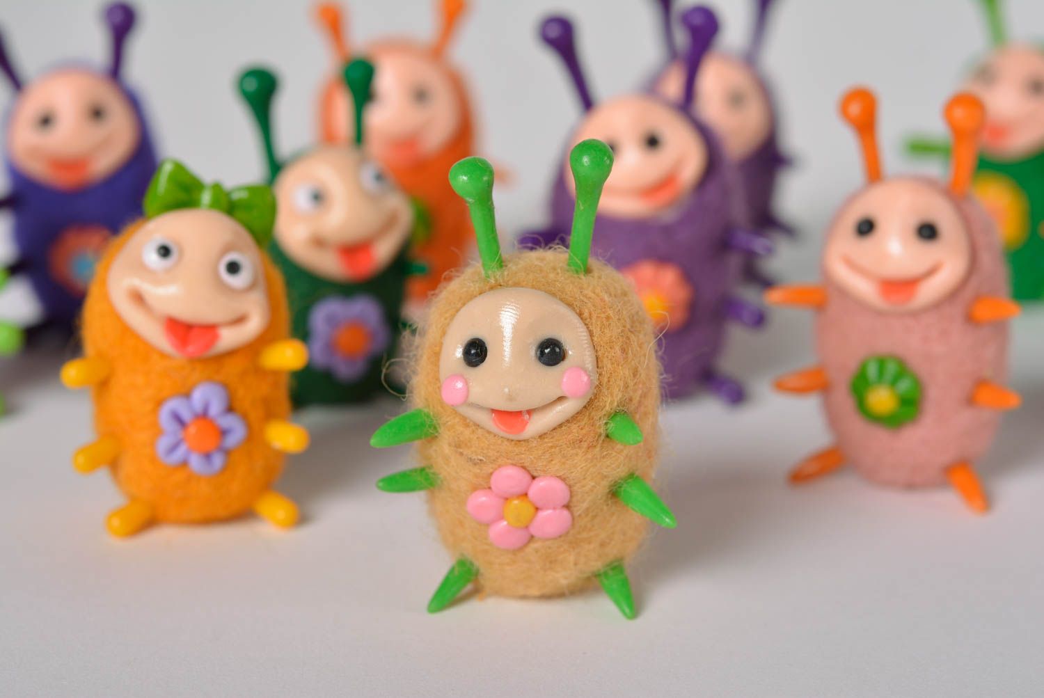 Игрушка ручной работы интерьерная игрушка гусеница с цветком мягкая игрушка фото 4