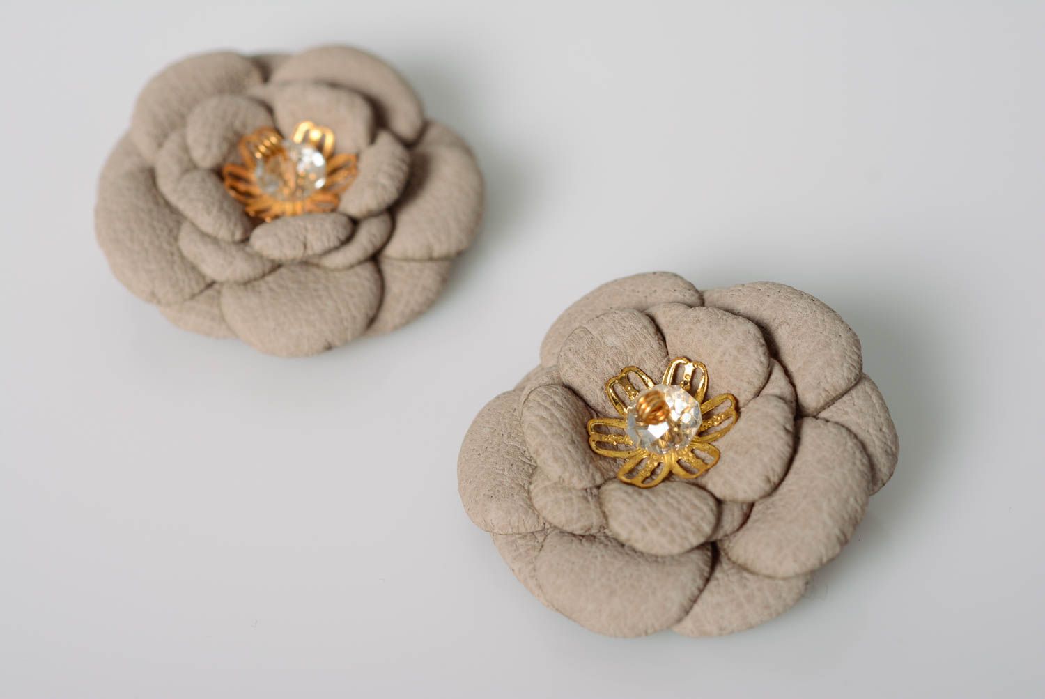Set de pinces à cheveux fleurs en cuir 2 pièces faites main beiges de design photo 1