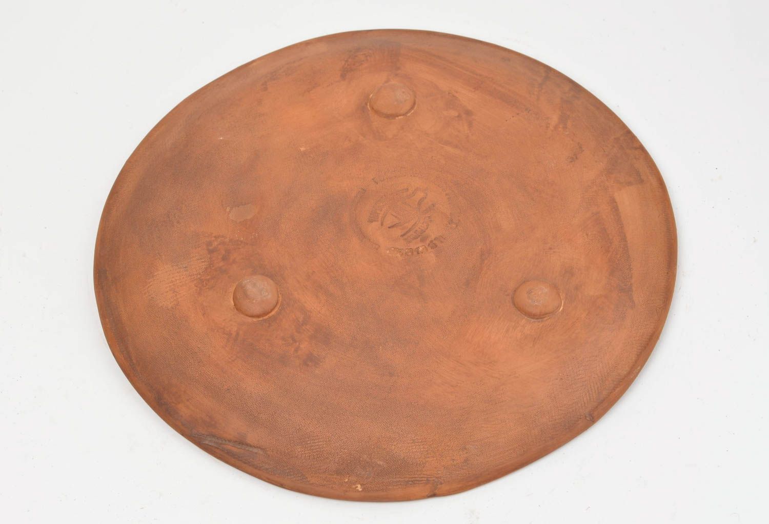 Керамическая тарелка с густым орнаментом из красной глины для подачи закусок фото 4