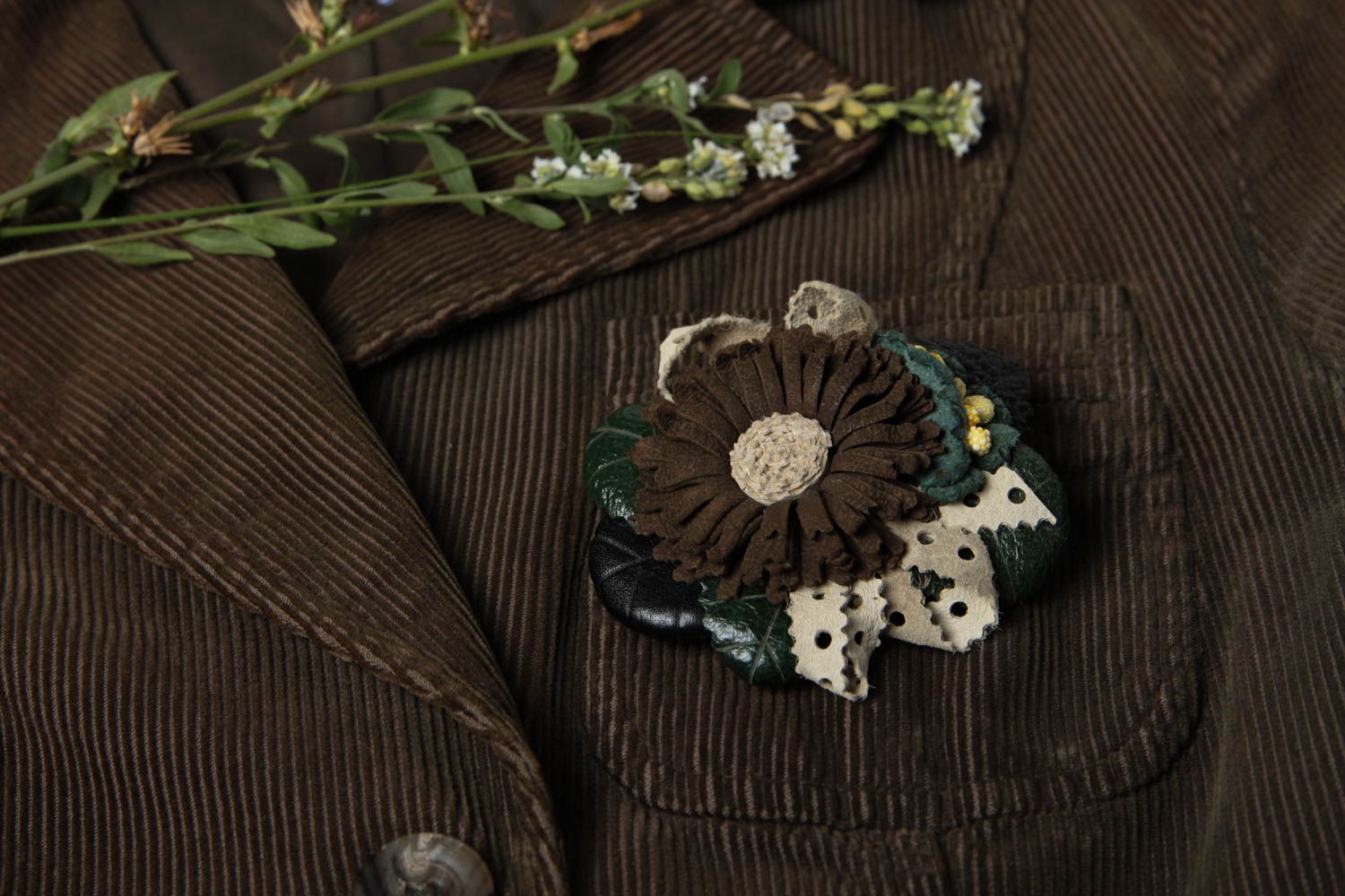 Broche Barrette en cuir faite main marron fleur design Accessoire femme photo 1