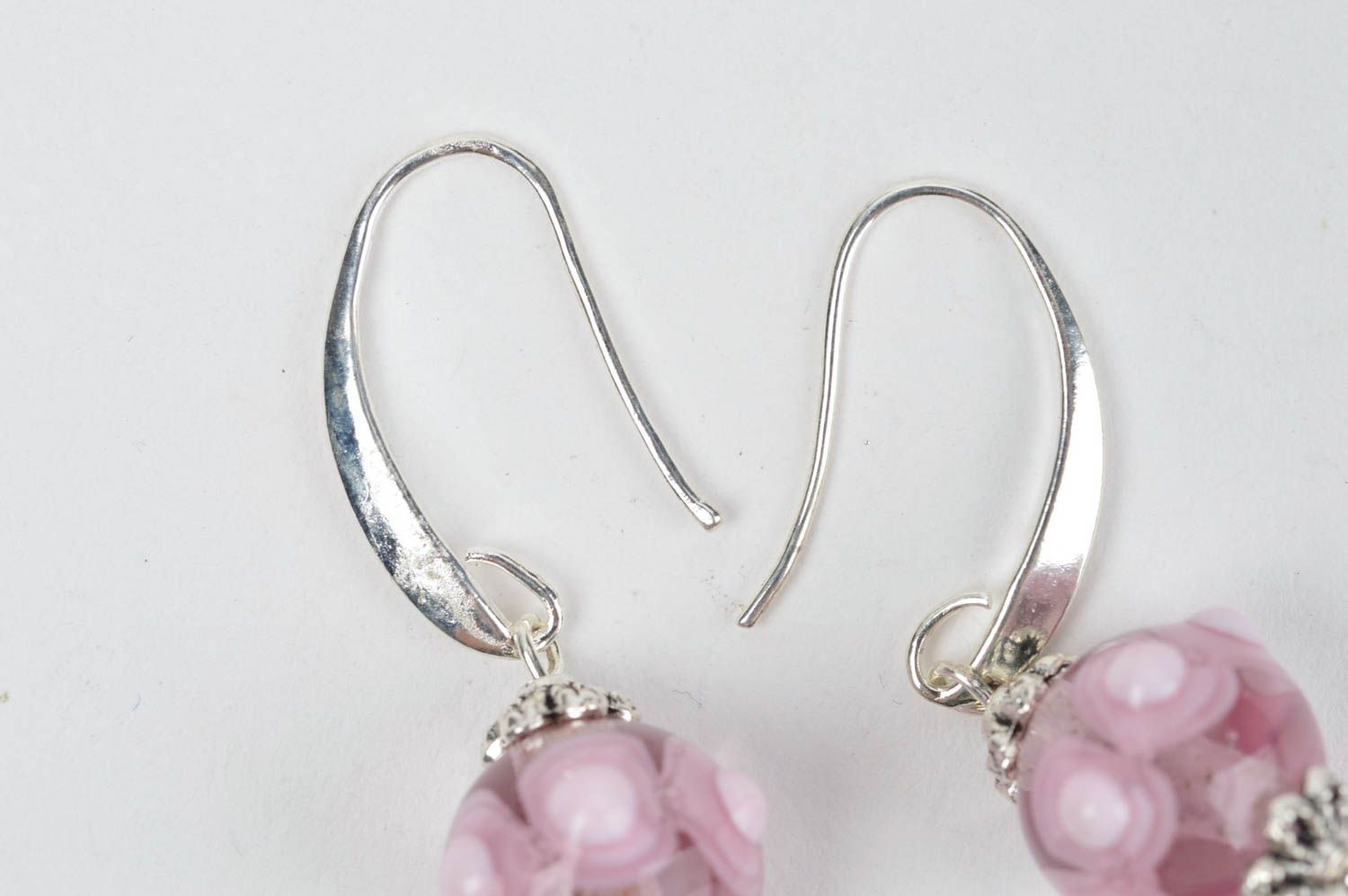 Boucles d'oreilles pendantes Bijou fait main en verre Cadeau femme boules roses photo 2