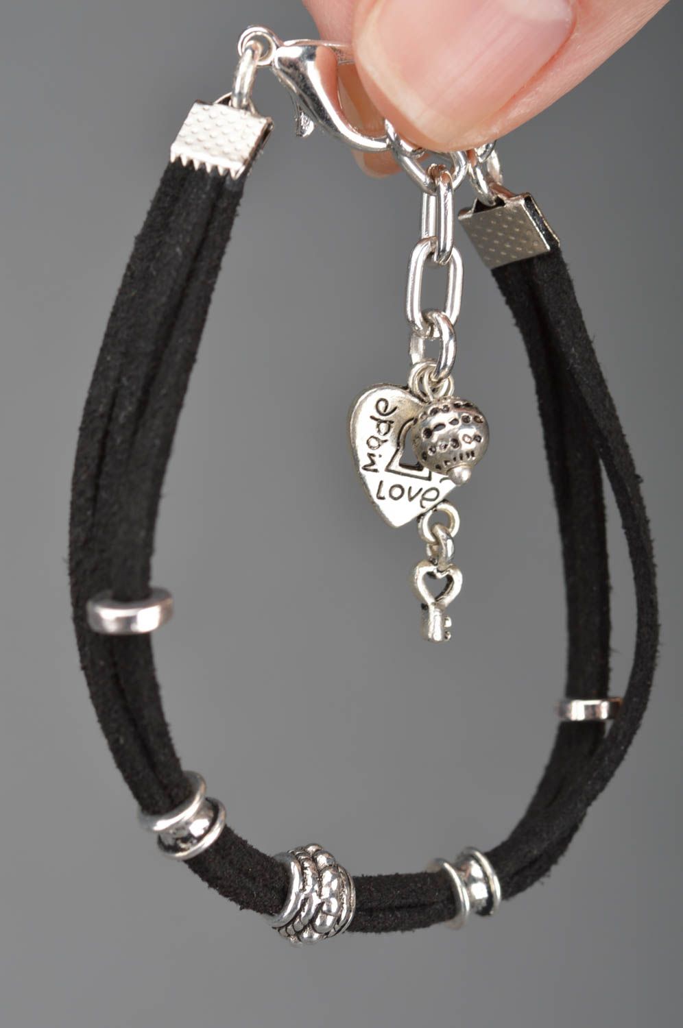 Bracelet fait main en lacets de daim et breloques accessoire noir cadeau photo 3