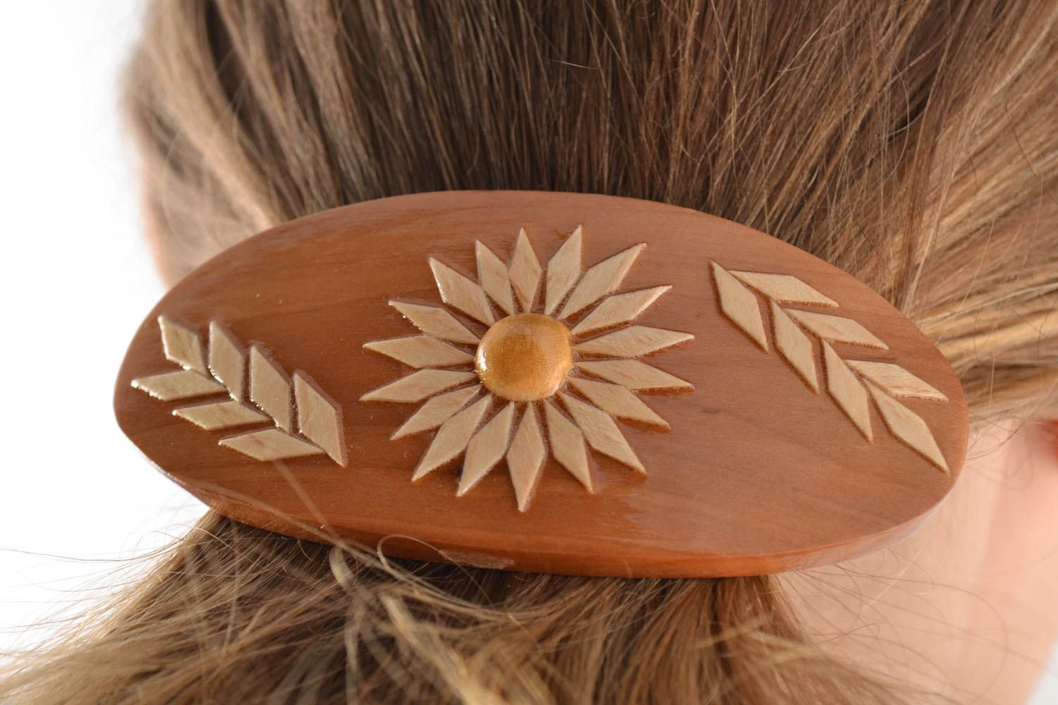 Pasador para el pelo hecho a mano de madera con ornamento hermoso foto 1