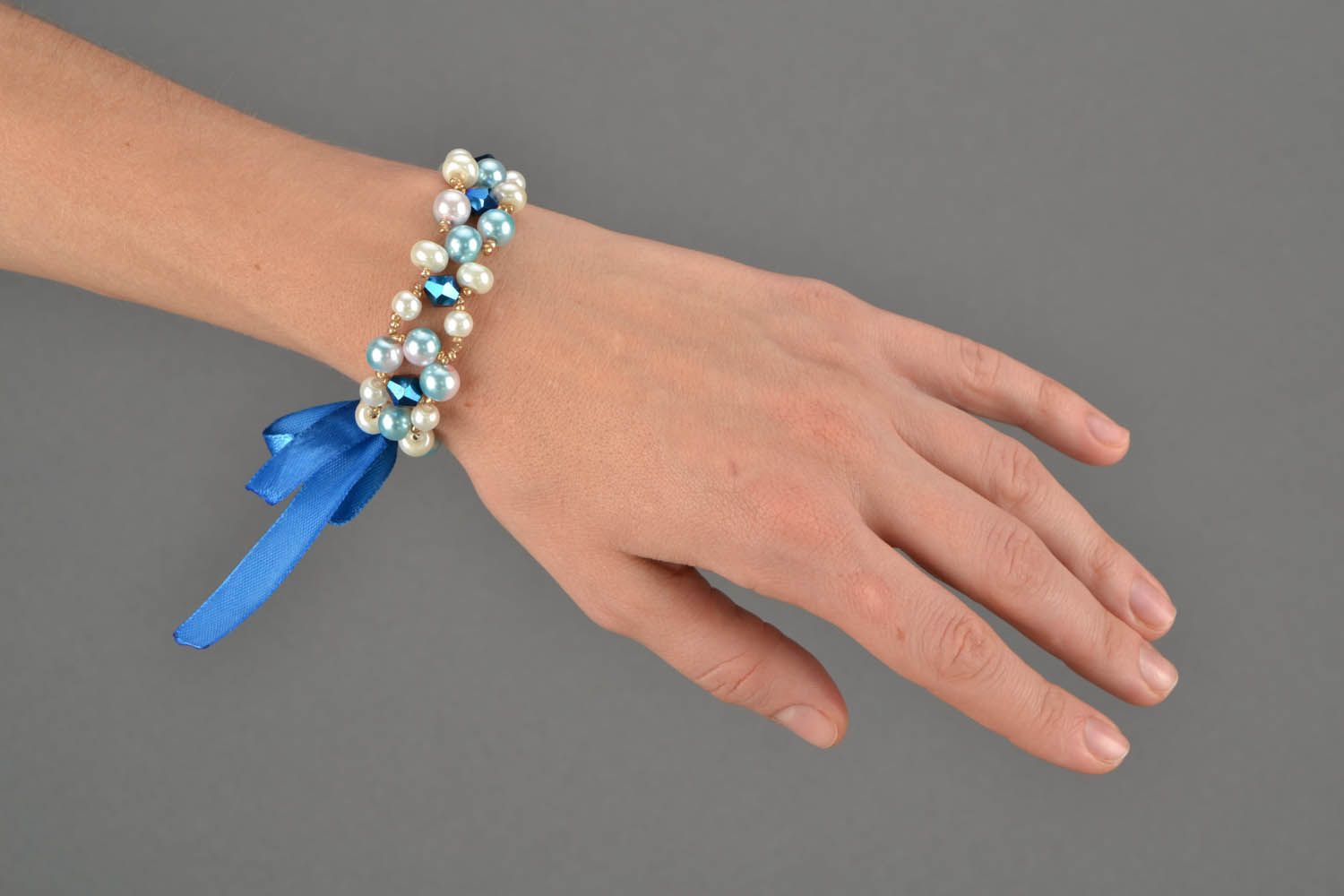 Bracelet de perles artificielles avec ruban bleu photo 3