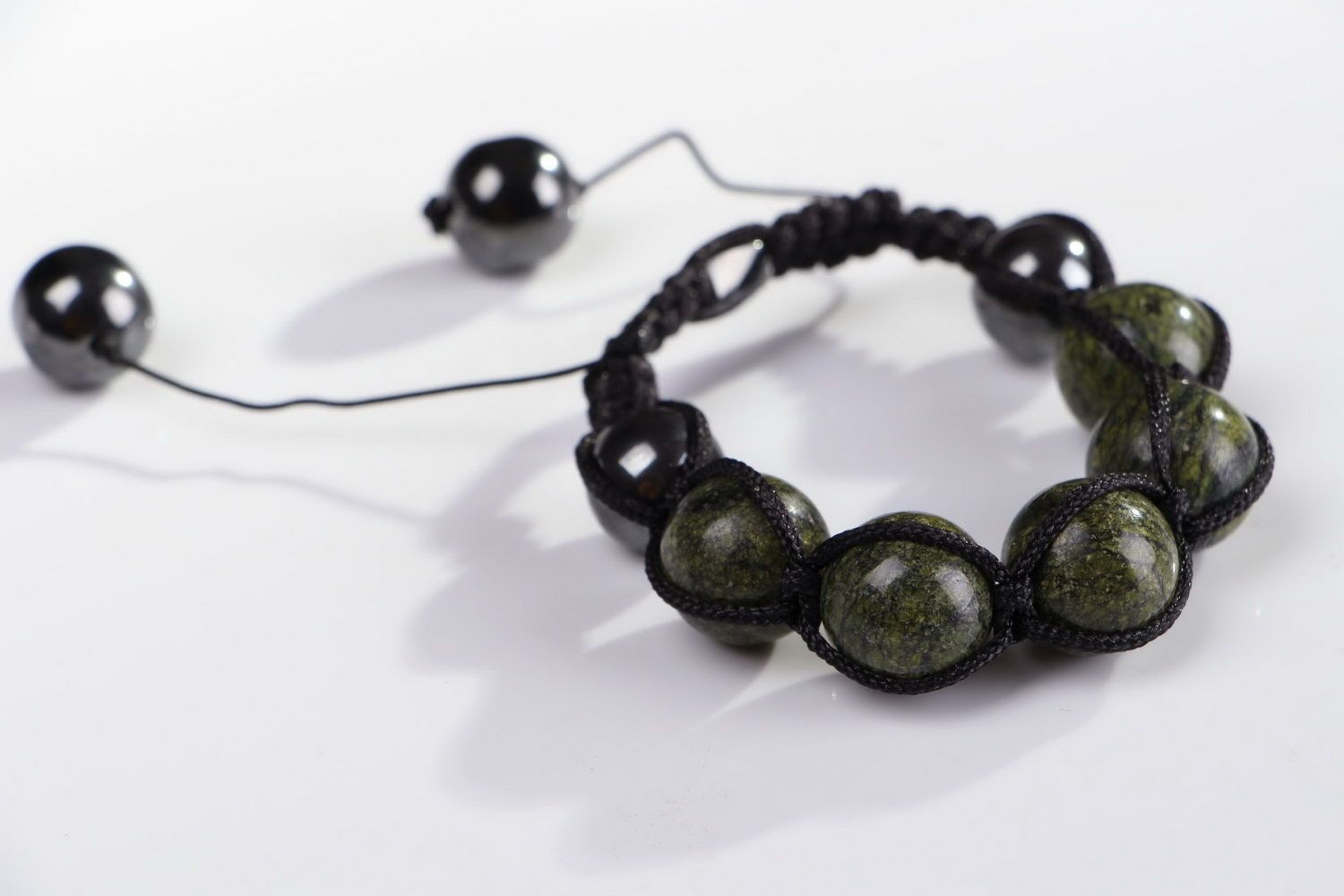 Bracelet made of serpentine beads and hematite photo 1