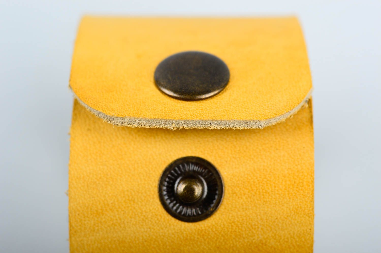 Украшение из кожи ручной работы желтый браслет на руку кожаный браслет фото 5