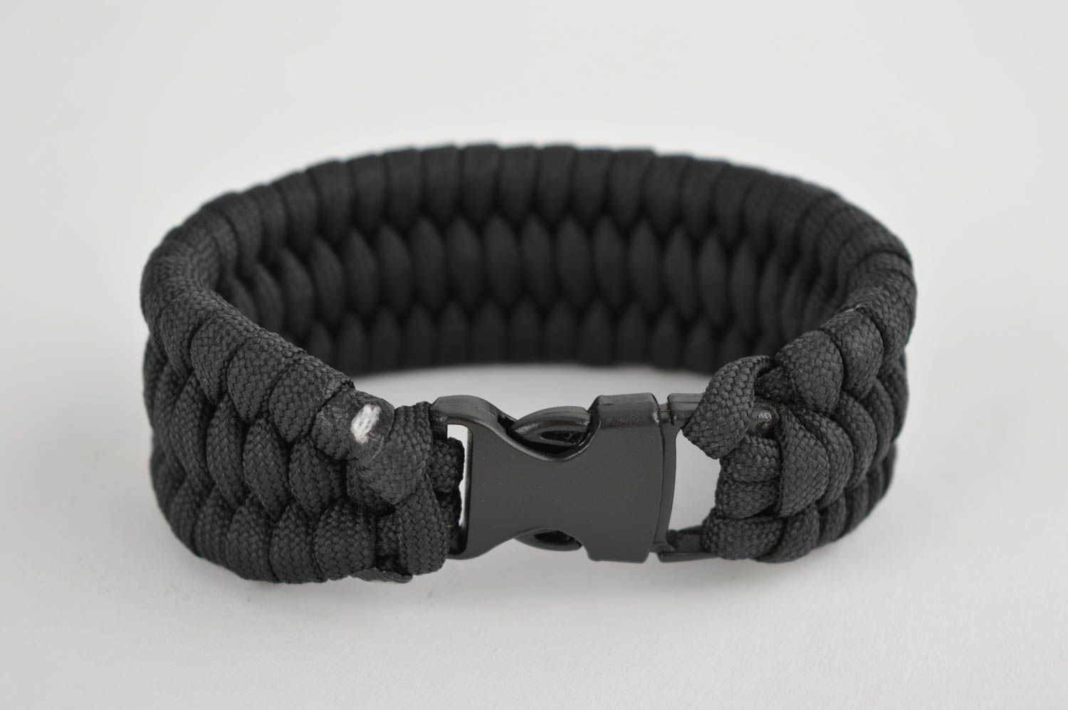 Schwarzes Paracord Armband handmade Accessoire für Männer Survival Armband foto 2