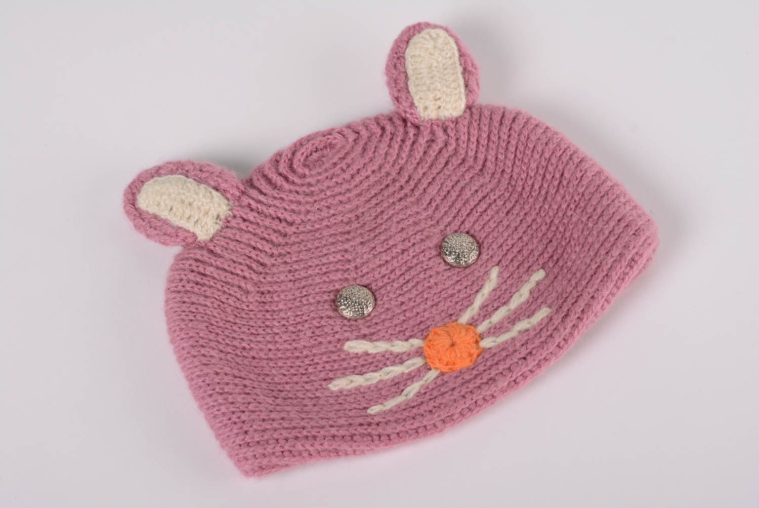 Schöne bunte künstlerische rosa handgestrickte Mütze Katze aus Wolle foto 5