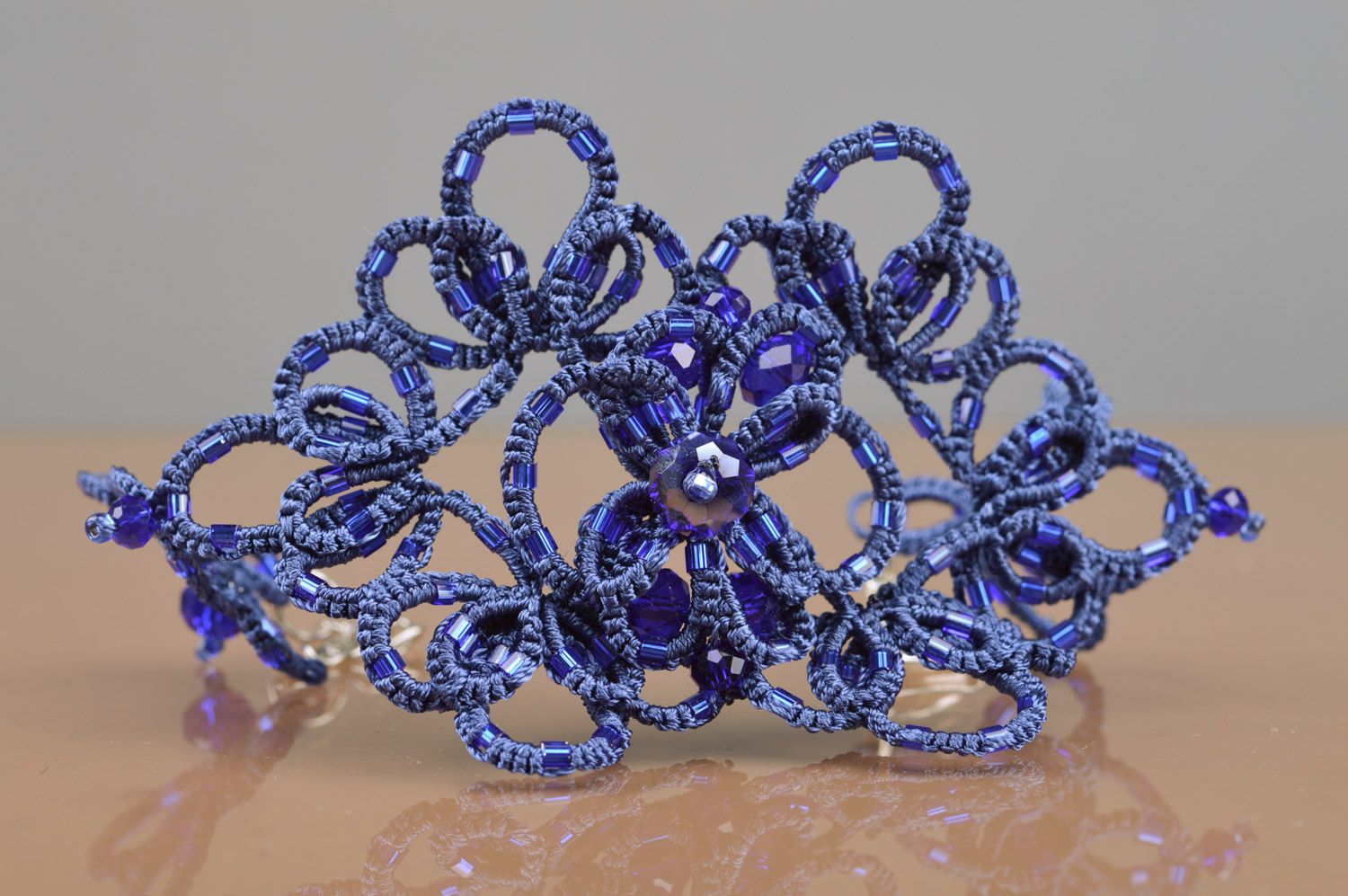 Плетеный браслет в технике анкарс из атласных ниток ажурный синий ручной работы фото 4