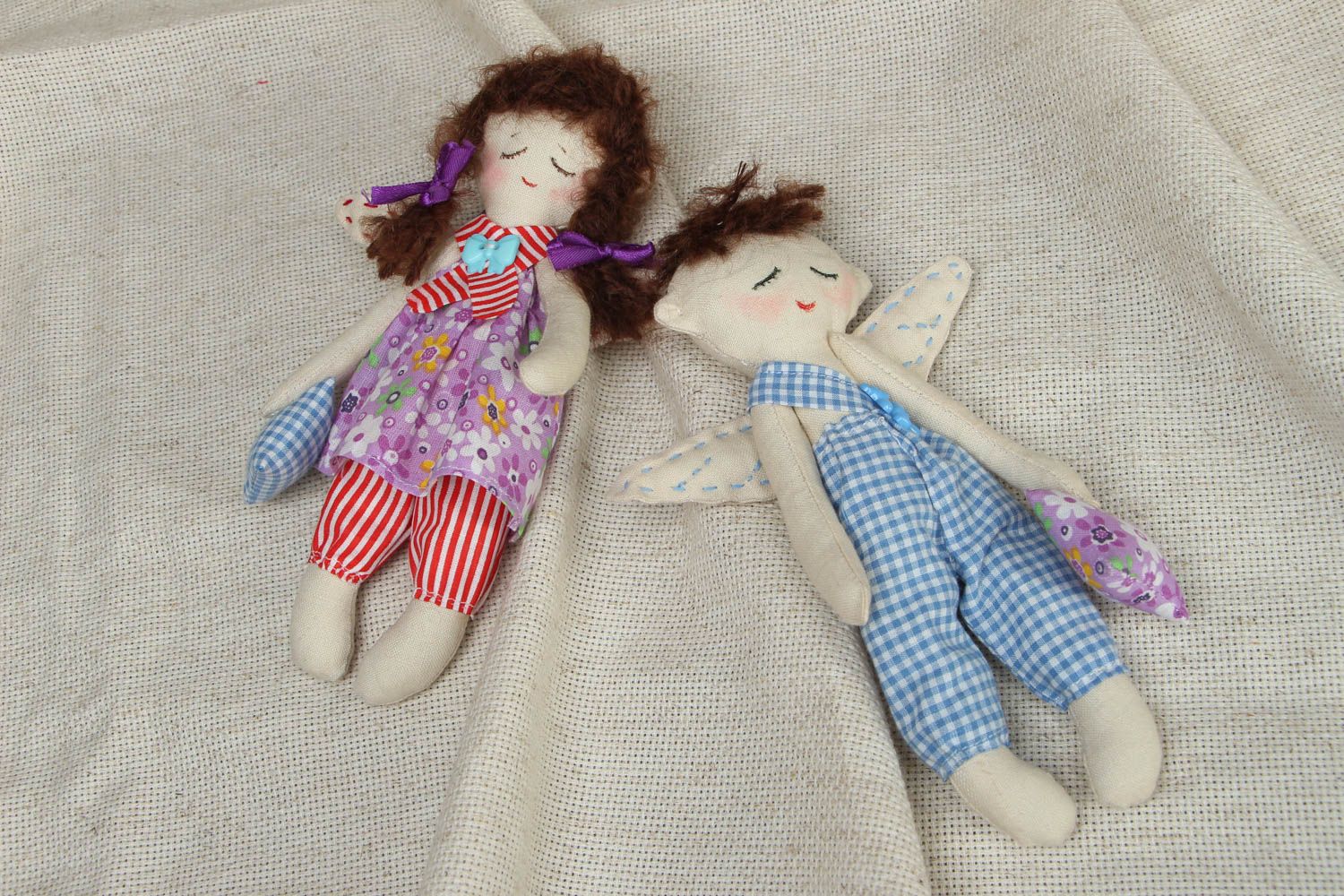 Мягкие игрушки в виде двух спящих на облачке ангелочков фото 1