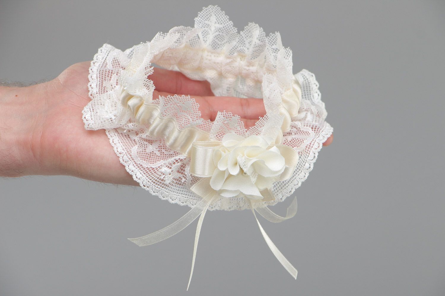 Handgemachtes weißes breites Strumpfband für Hochzeit aus Spitze Atlasbändern und Chiffon foto 5