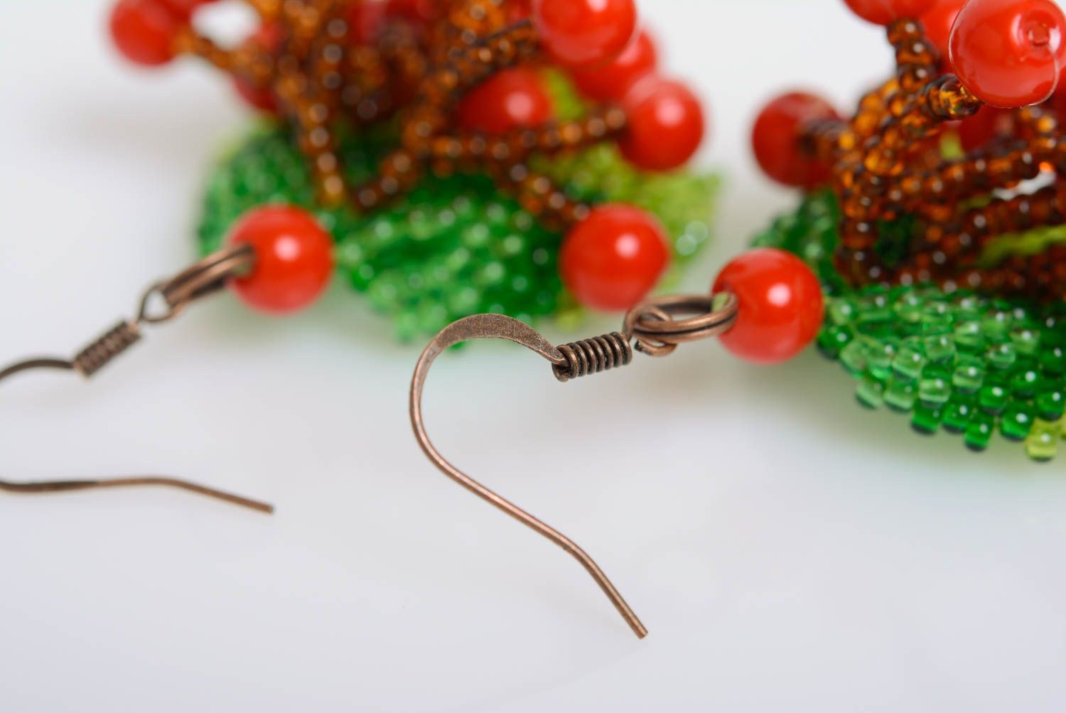 Boucles d'oreilles artisanales en perles de rocaille faites main Sorbes rouges photo 5