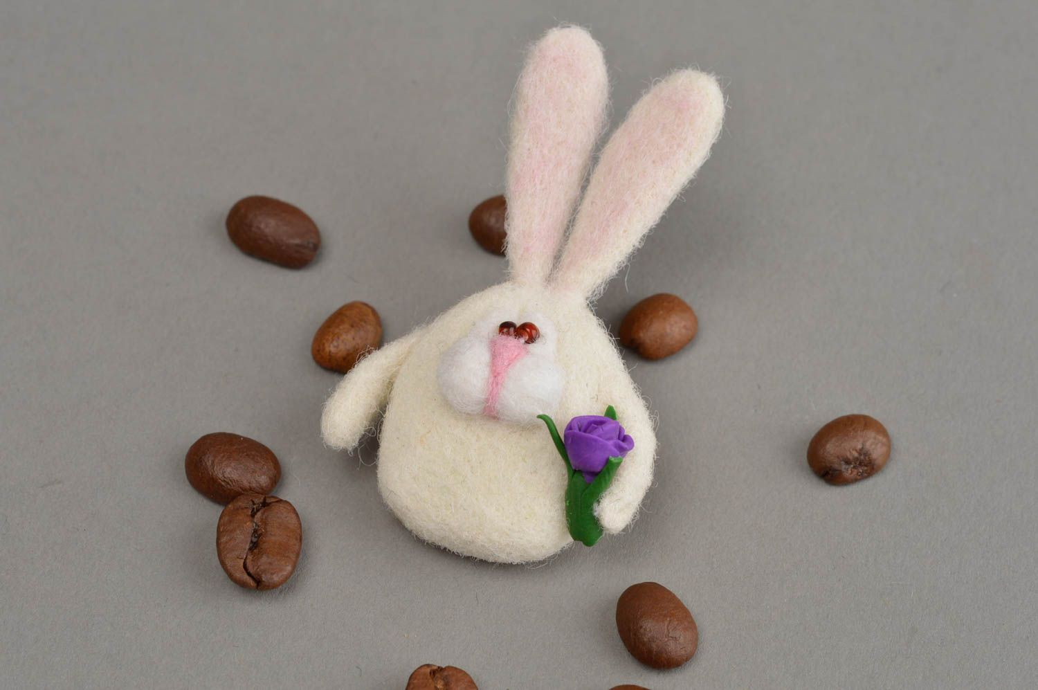 Spilla di lana fatta a mano a forma di coniglio con fiore accessorio originale foto 1