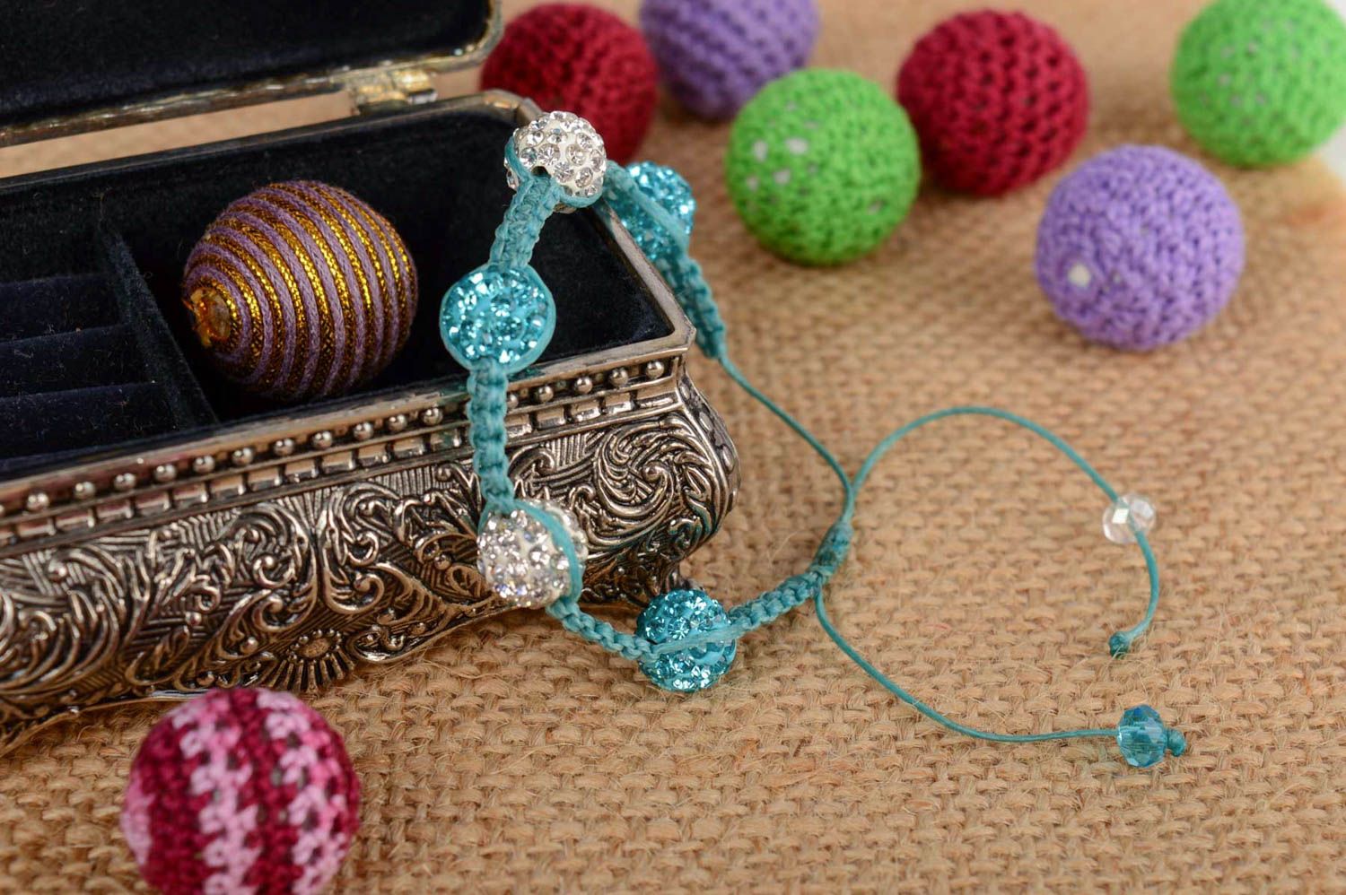 Голубой плетеный браслет из бусин ручной работы с регулируемым размером фото 1