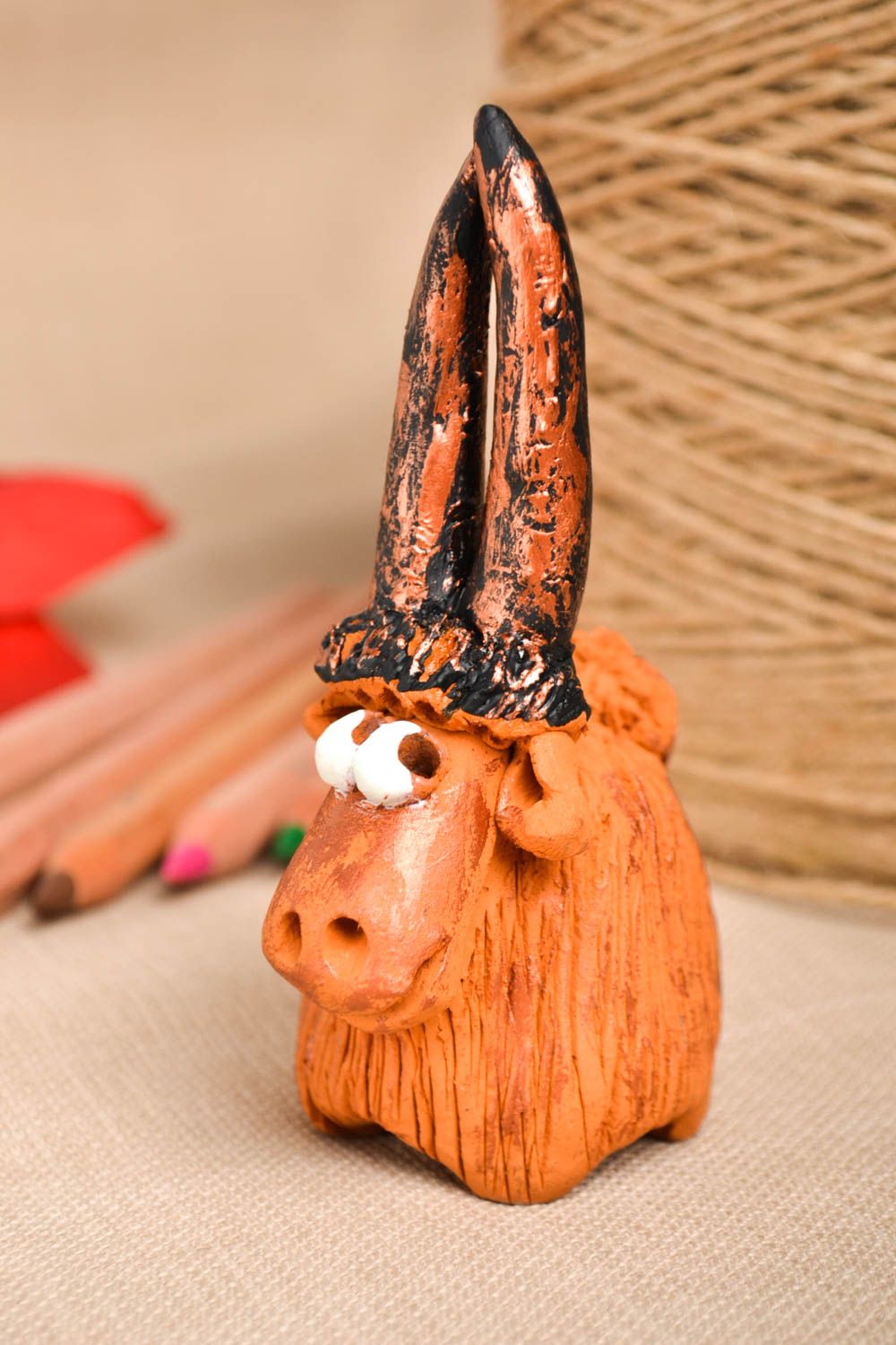 Petite Figurine fait main en terre cuite chèvre peinte Déco maison design photo 1