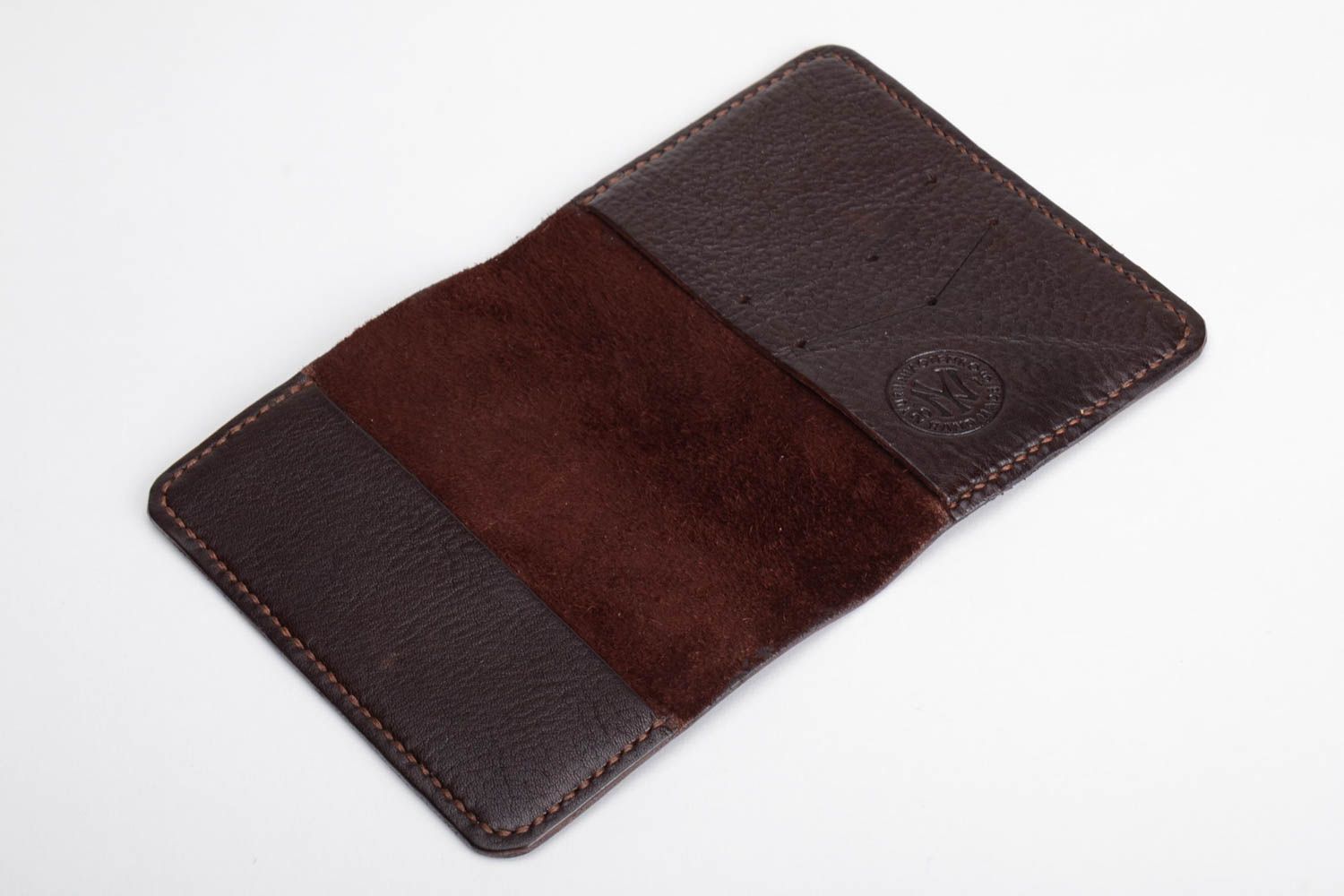 Stilvolle braune Passhülle aus Leder handmade originell schön für Reisepass foto 3