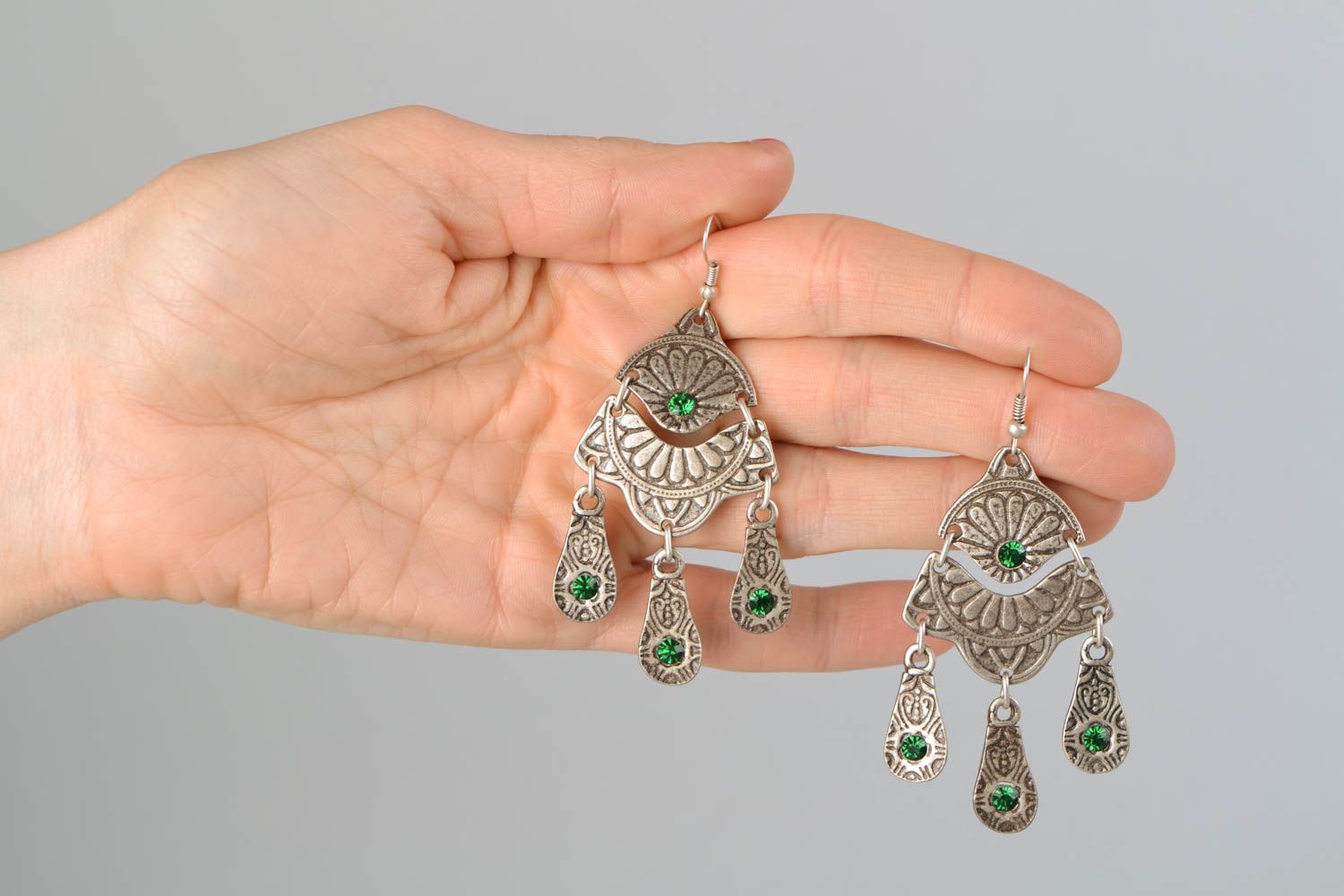 Boucles d'oreilles métalliques pendantes femme faites main avec strass verts photo 2