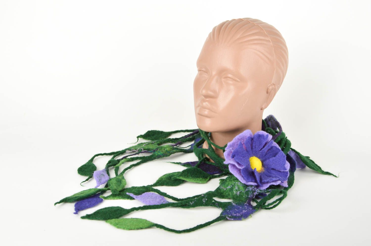 Écharpe laine fait main Accessoire femme vert fleur bleue Cadeau femme photo 1