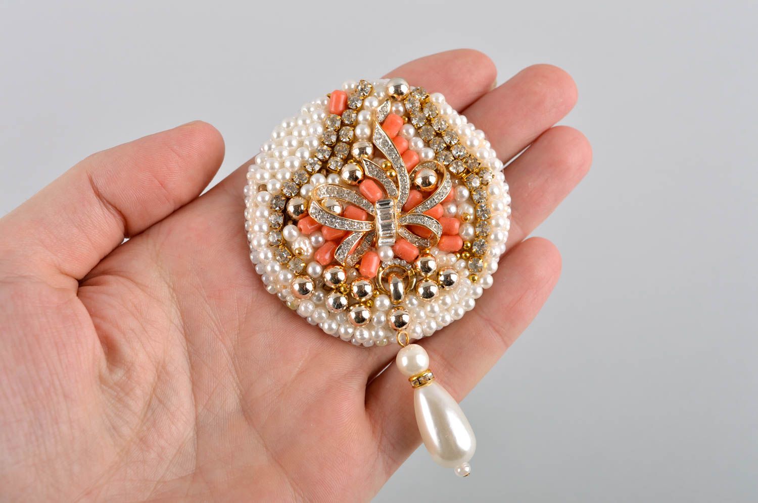 Broche ronde faite main Accessoire femme perles fantaisie Cadeau femme photo 5