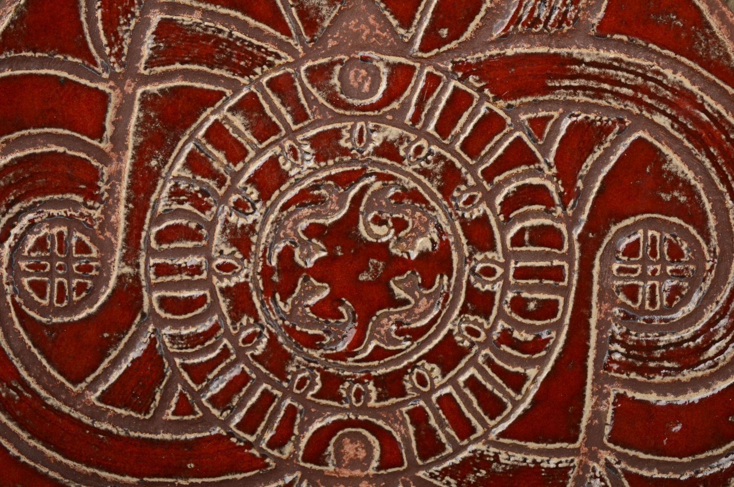 Assiette-amulette en céramique faite main Titan Pouroucha photo 2