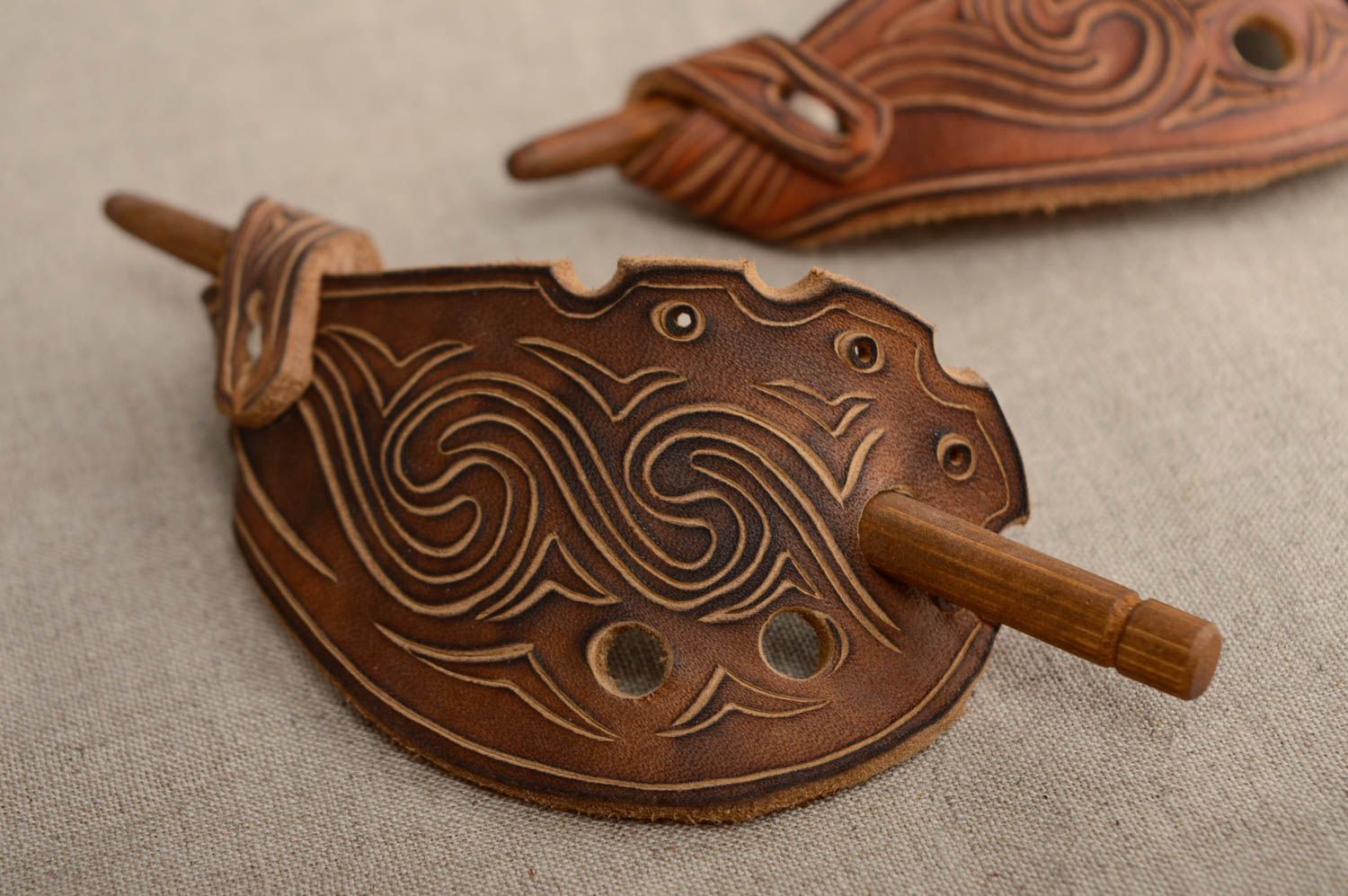 Barrette en cuir naturel avec pique en bois faite main décorée de sculpture photo 4