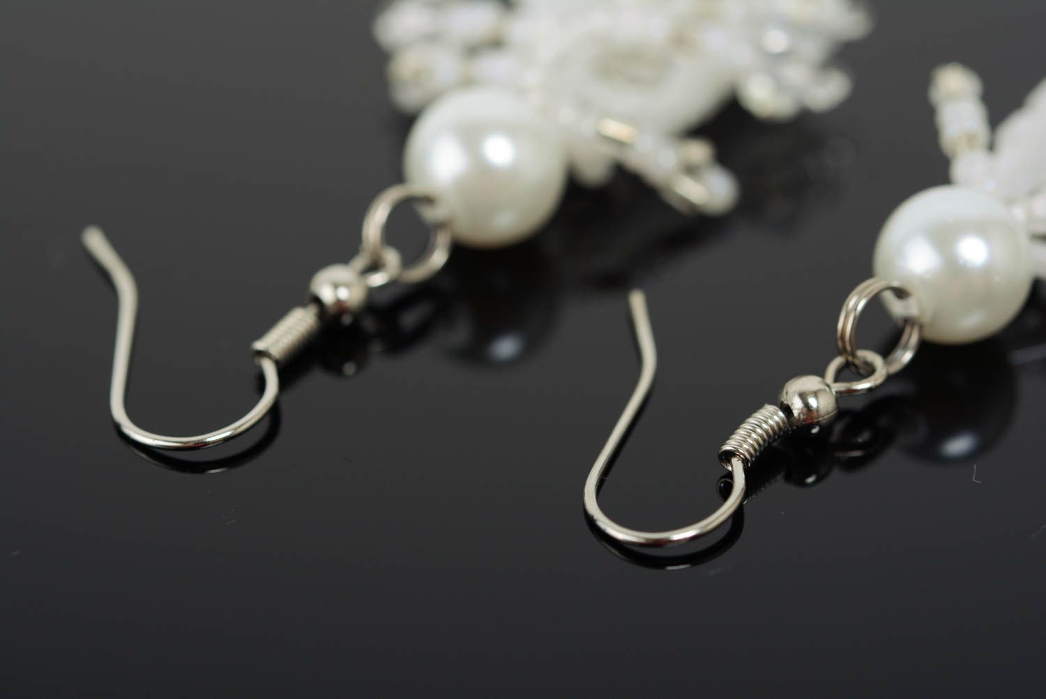 Boucles d'oreilles artisanales blanches en perles de rocailles faites main photo 5