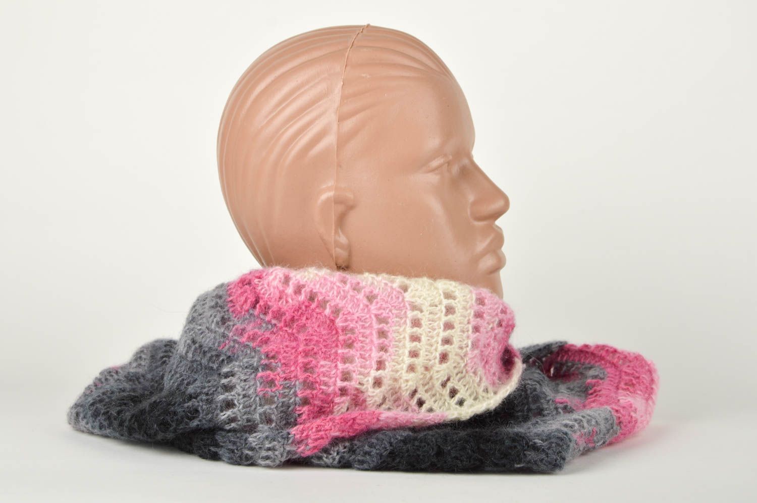 Шарф ручной работы шерстяной шарф крючком серо-розовый узорный женский шарф фото 3