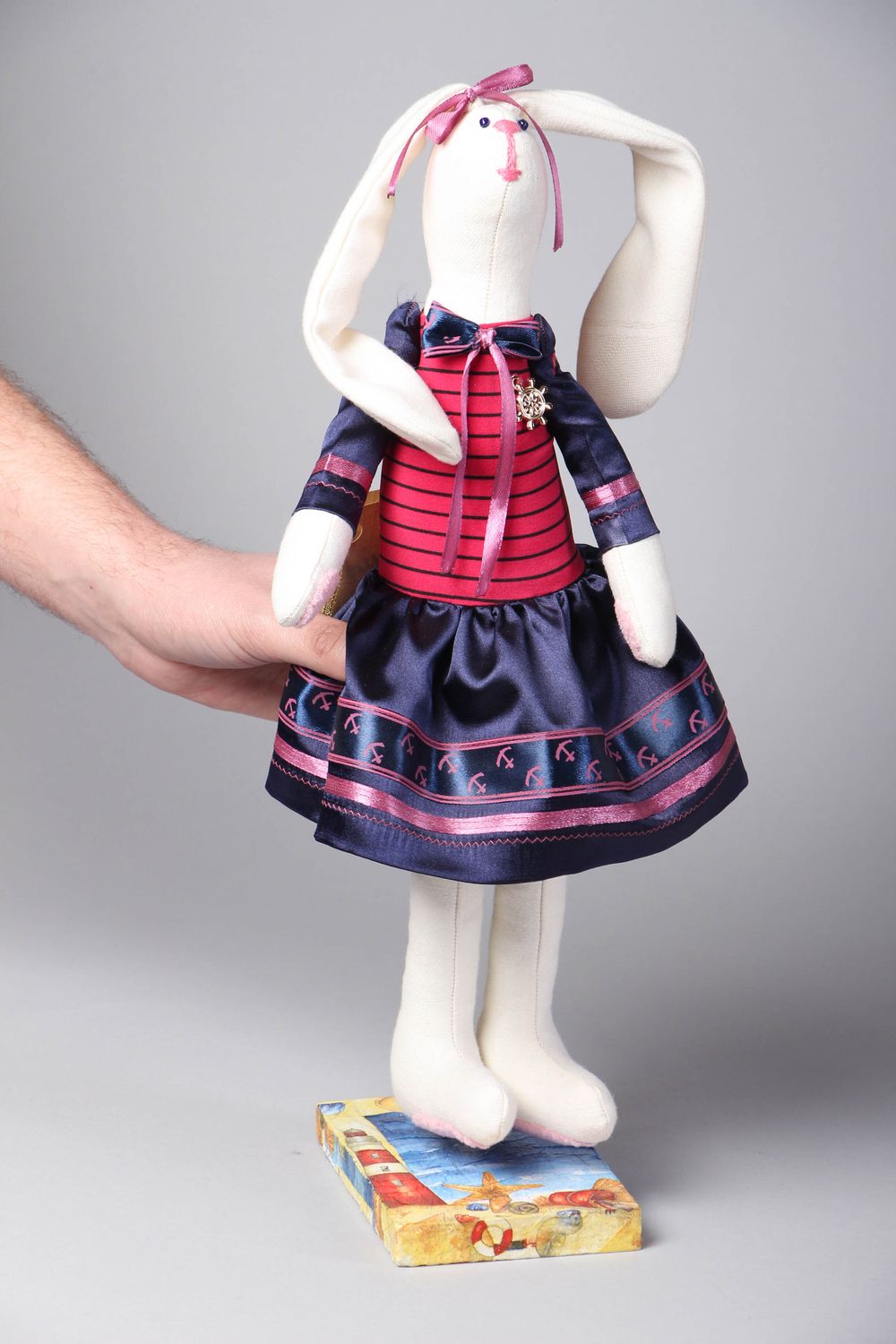 Muñeca de peluche en el soporte para decorar interior Liebre con vestido  foto 4