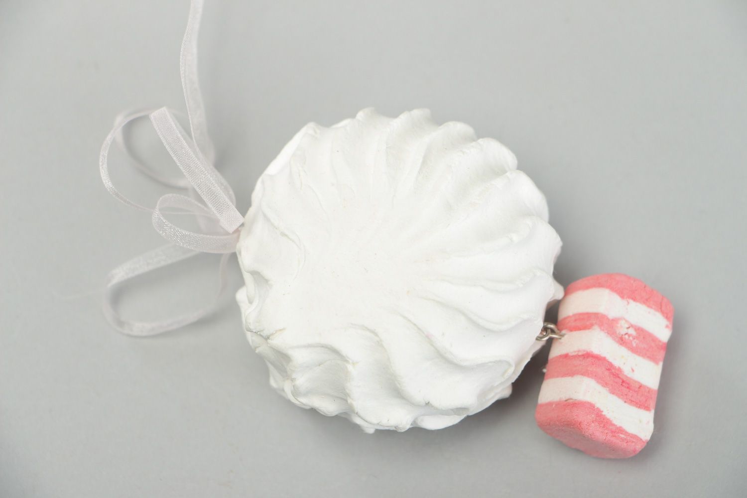 Petite décoration à suspendre en pâte polymère blanc-rose faite main avec ruban  photo 1