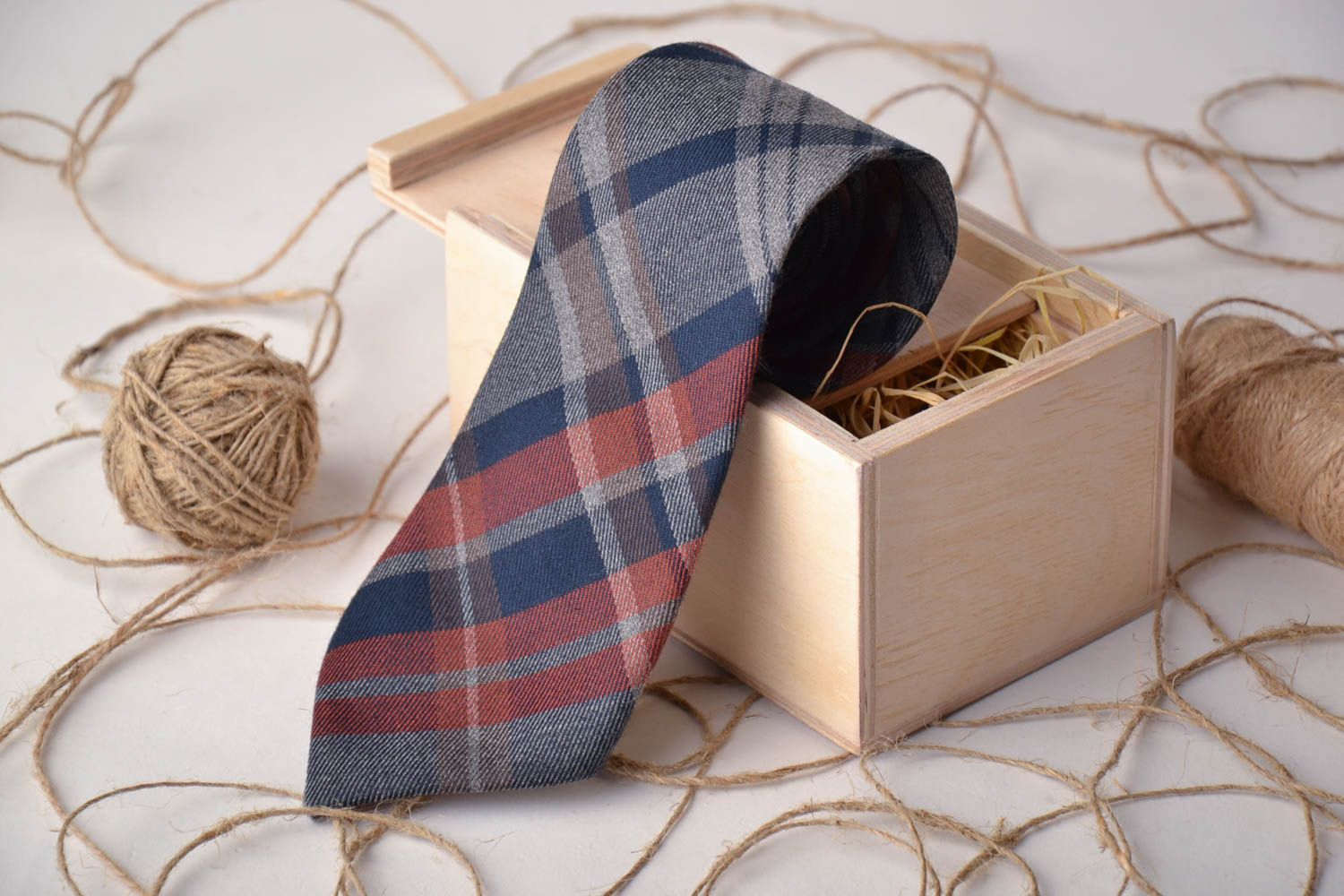 Cravatta d'autore fatta a mano accessorio originale di stoffa per uomo
 foto 1