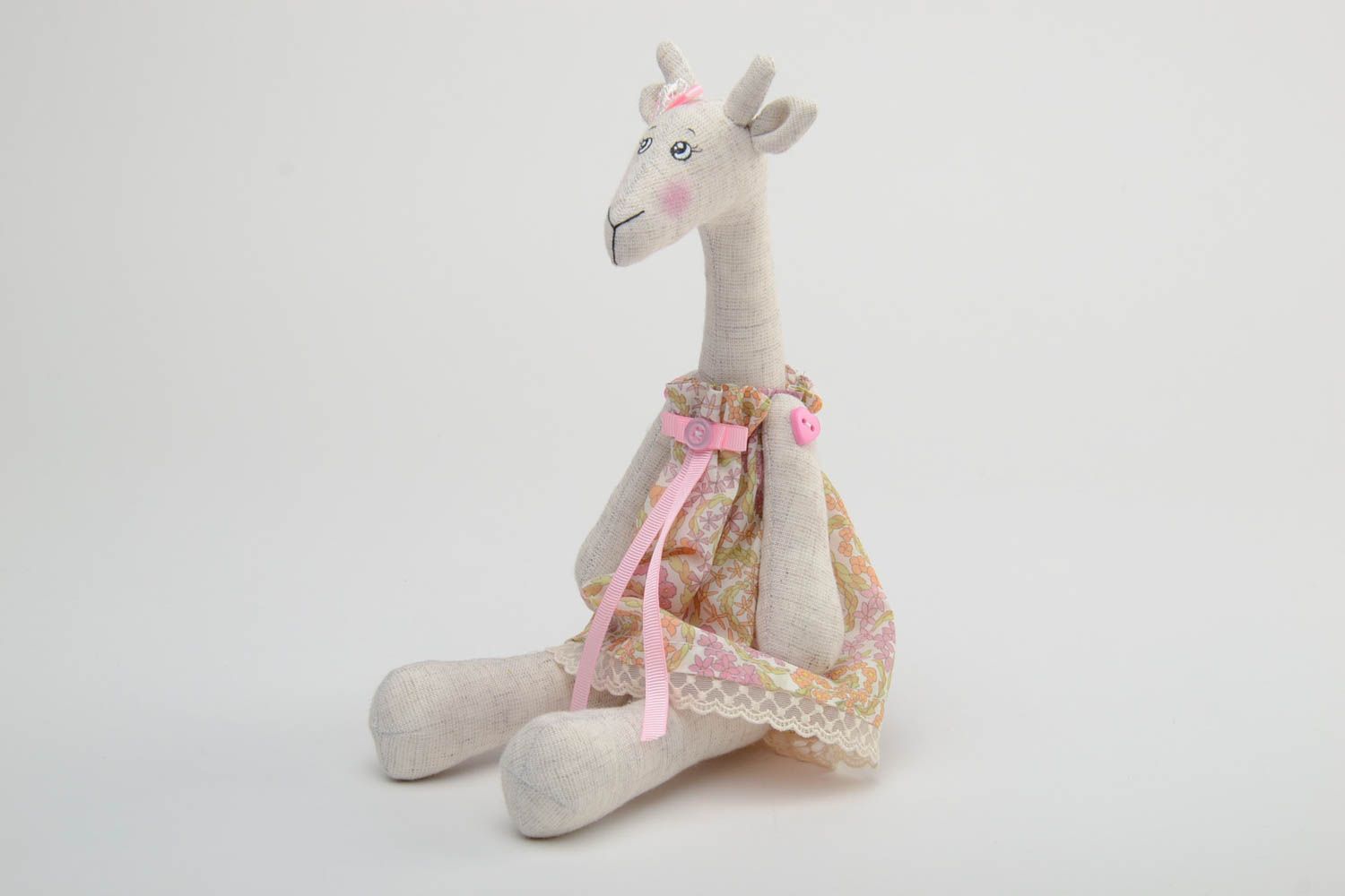 Nettes Stoff Kuscheltier Giraffe im Kleid aus Leinen handmade für Interieur und für Kleinkinder foto 3