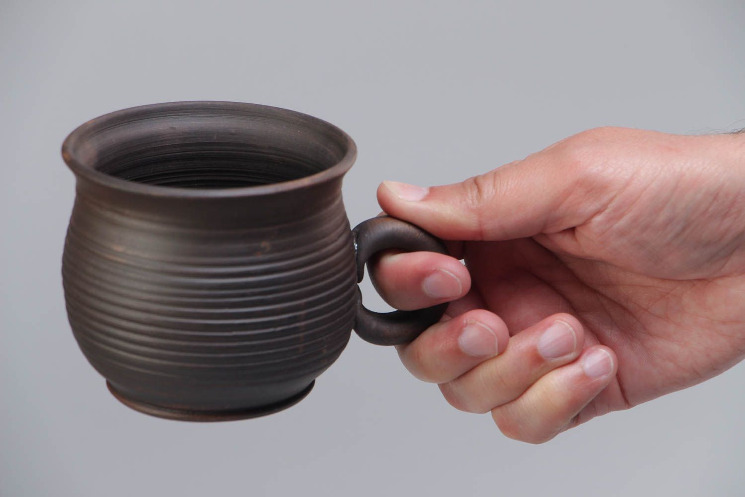 Глиняная чашка для чая в технике молочения ручной работы объемом 120 мл темная фото 5