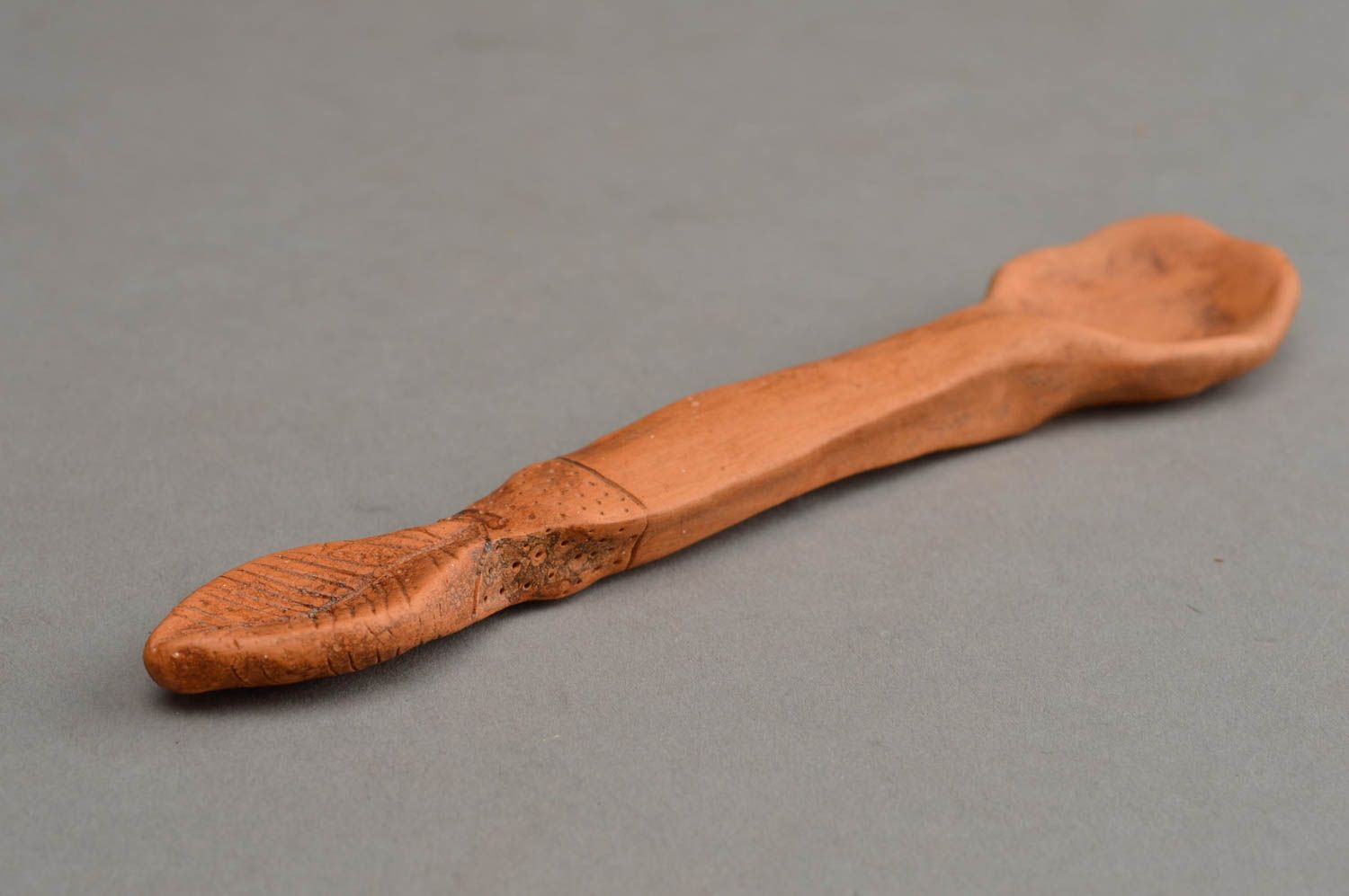 Необычная коричневая керамическая ложка из красной глины Листочек ручная работа фото 3