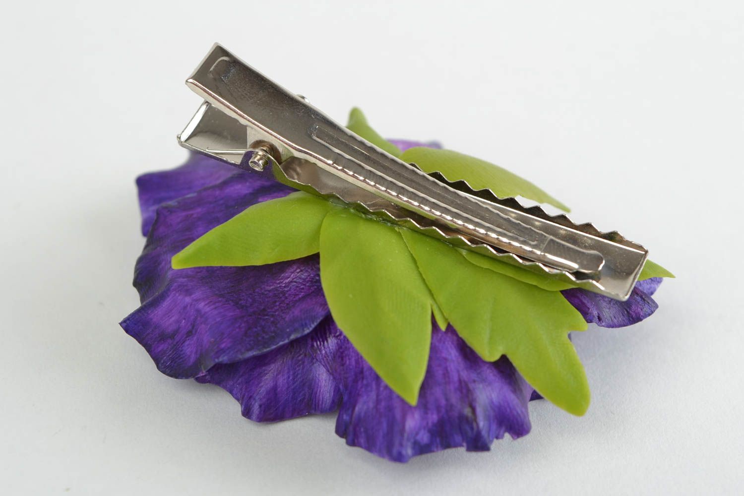 Заколка для волос из холодного фарфора ручной работы в виде фиолетовой анемоны фото 5