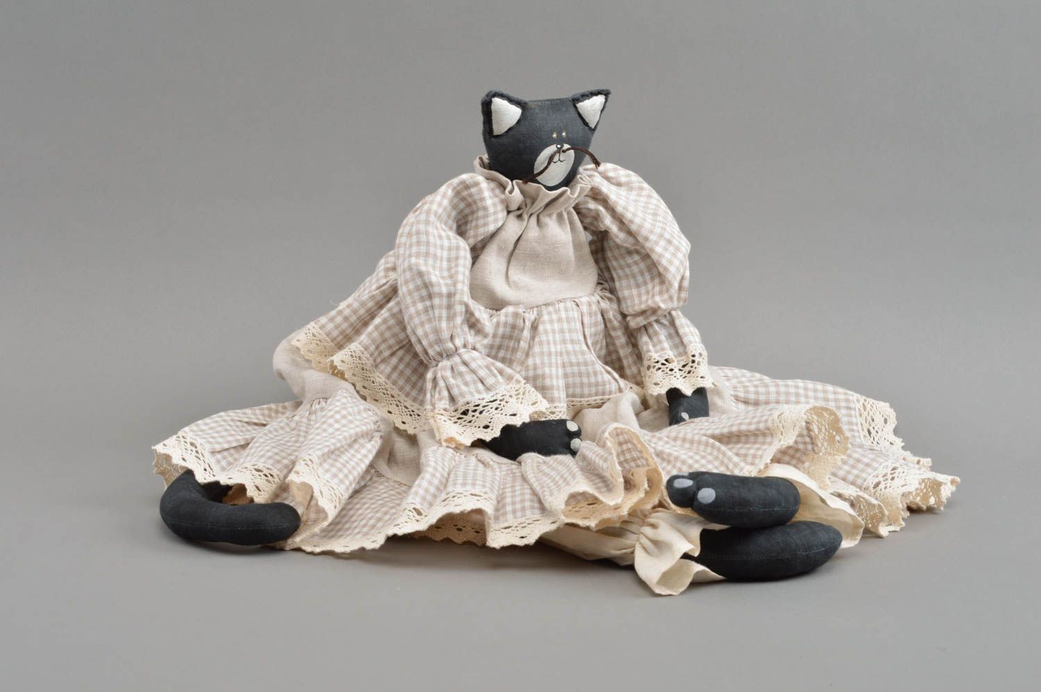 Peluche chat noir en robe beige belle originale faite main en lin et coton photo 4