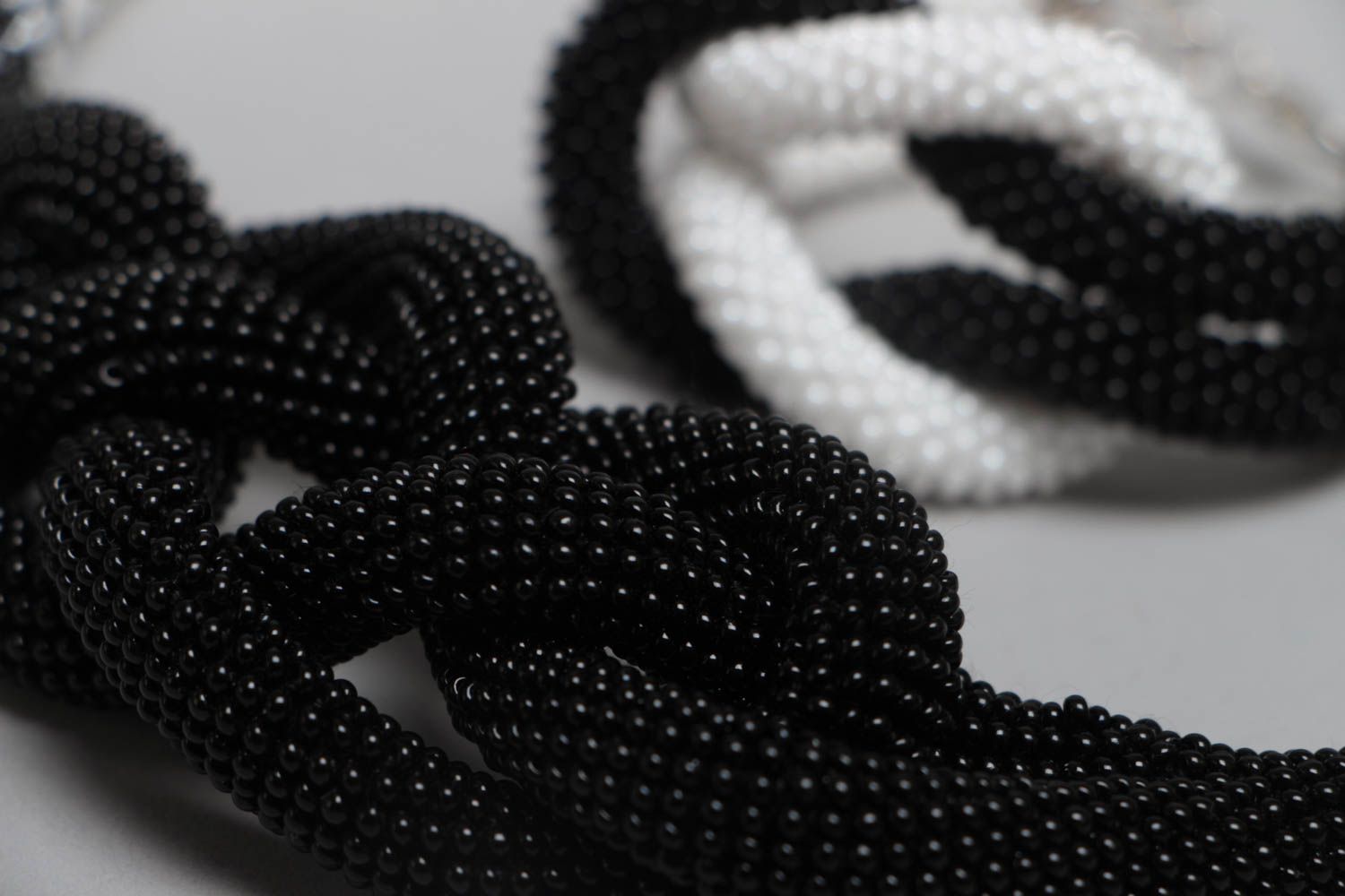 Украшения из бисера колье и браслет в виде жгутов черные с белым красивые  фото 4