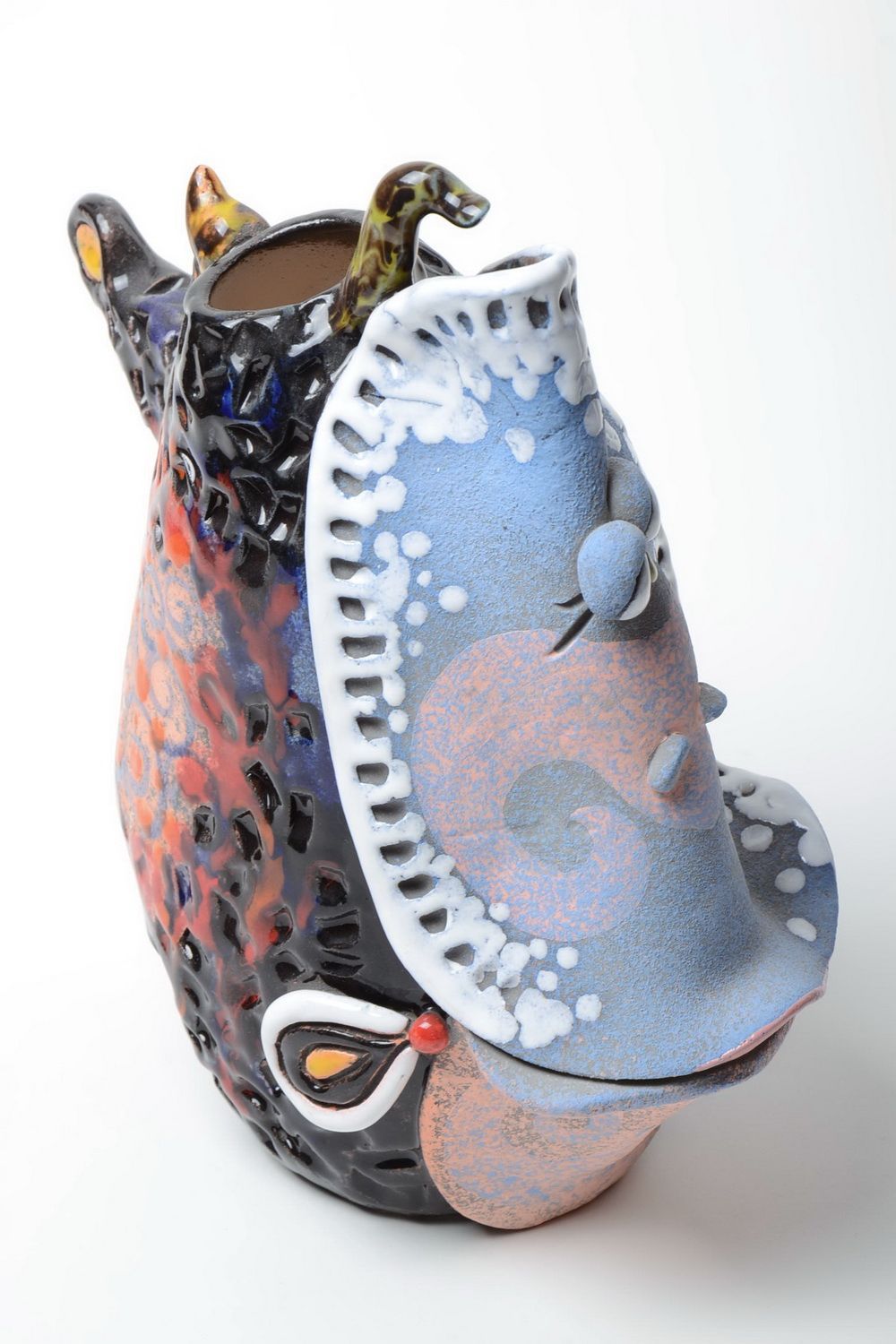 Jarrón de cerámica decorativo con forma de pez pintado con pigmentos artesanal foto 5