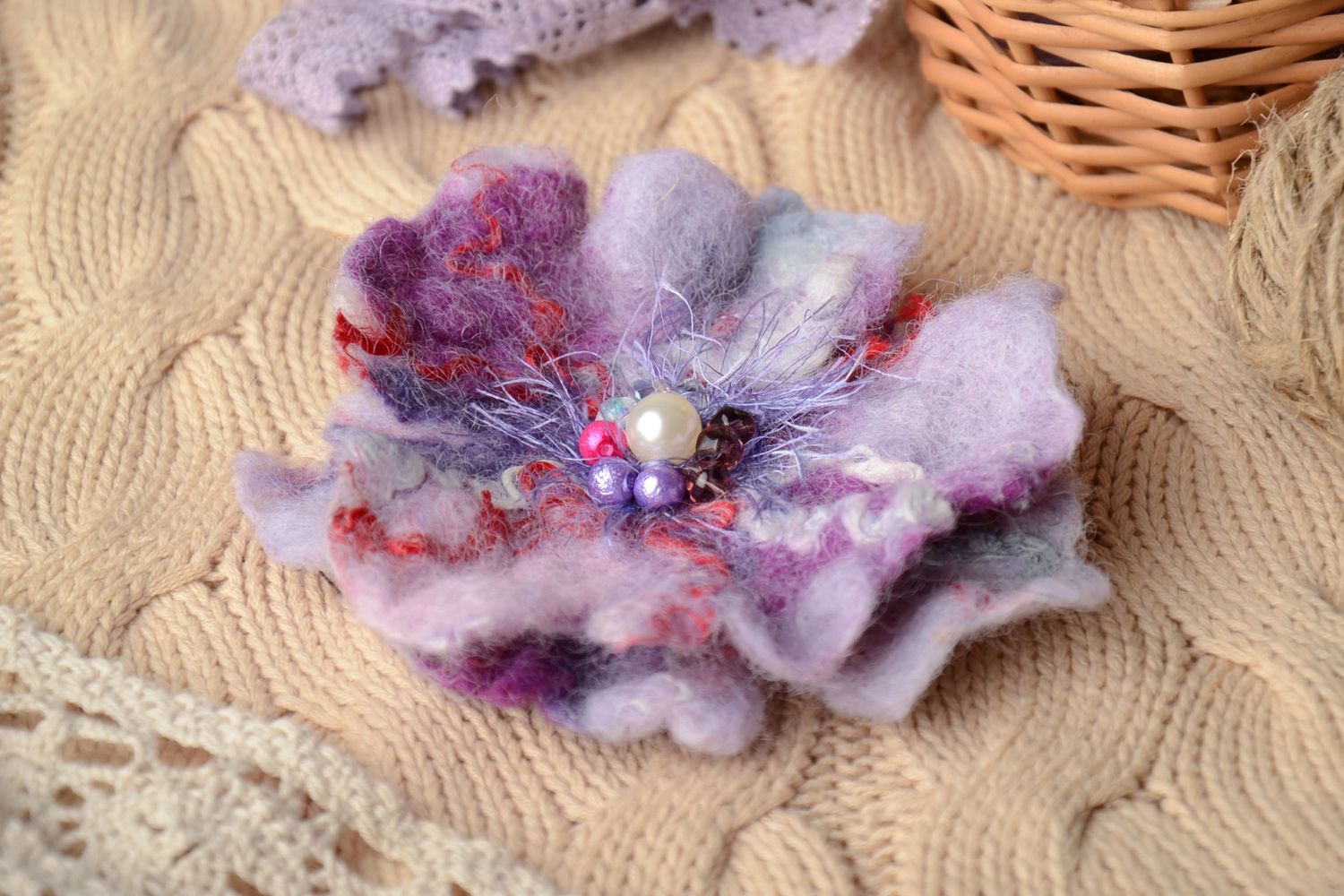 Broche artesanal con flor de lana foto 1