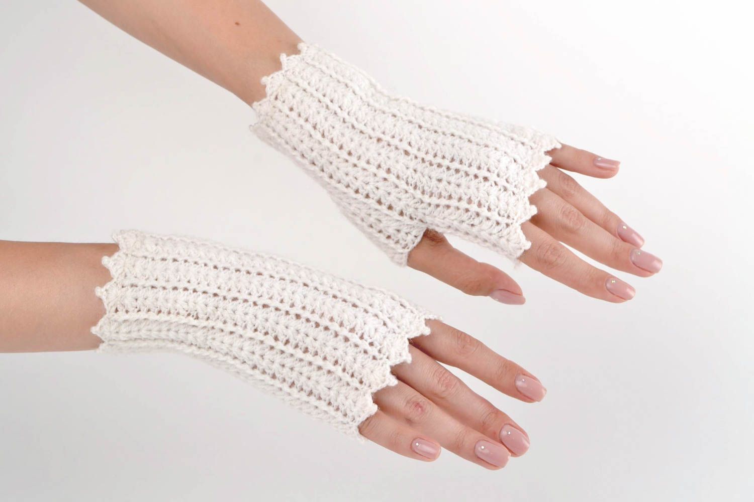 Mitaines tricotées Gants sans doigts fait main blanches Vêtement femme photo 1