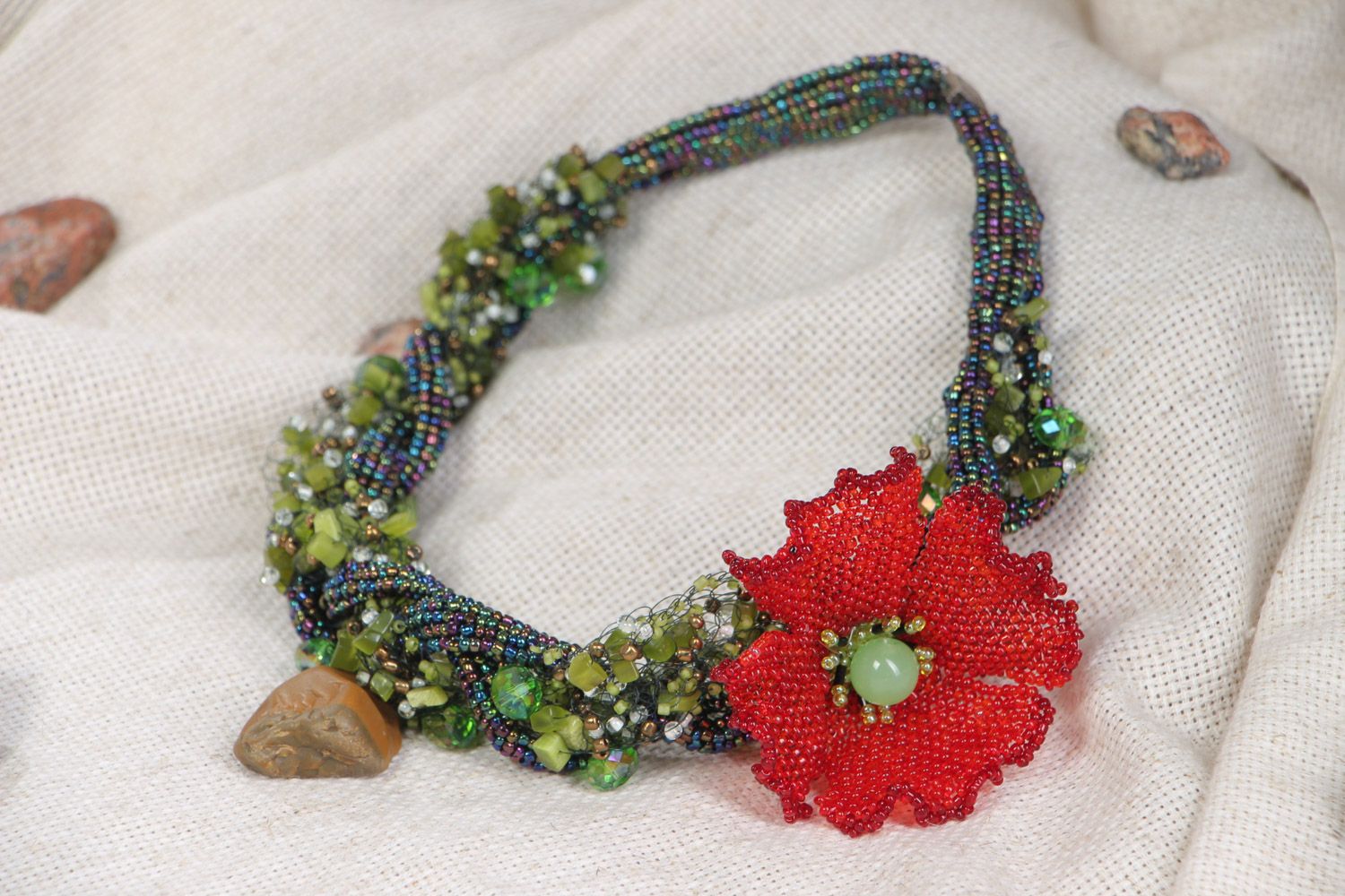Joli collier en perles de rocaille et pierres naturelles fait main Pavot photo 1