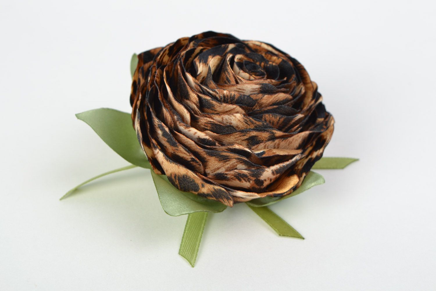 Текстильная брошь заколка из атласа с животным принтом ручной работы в виде розы фото 3