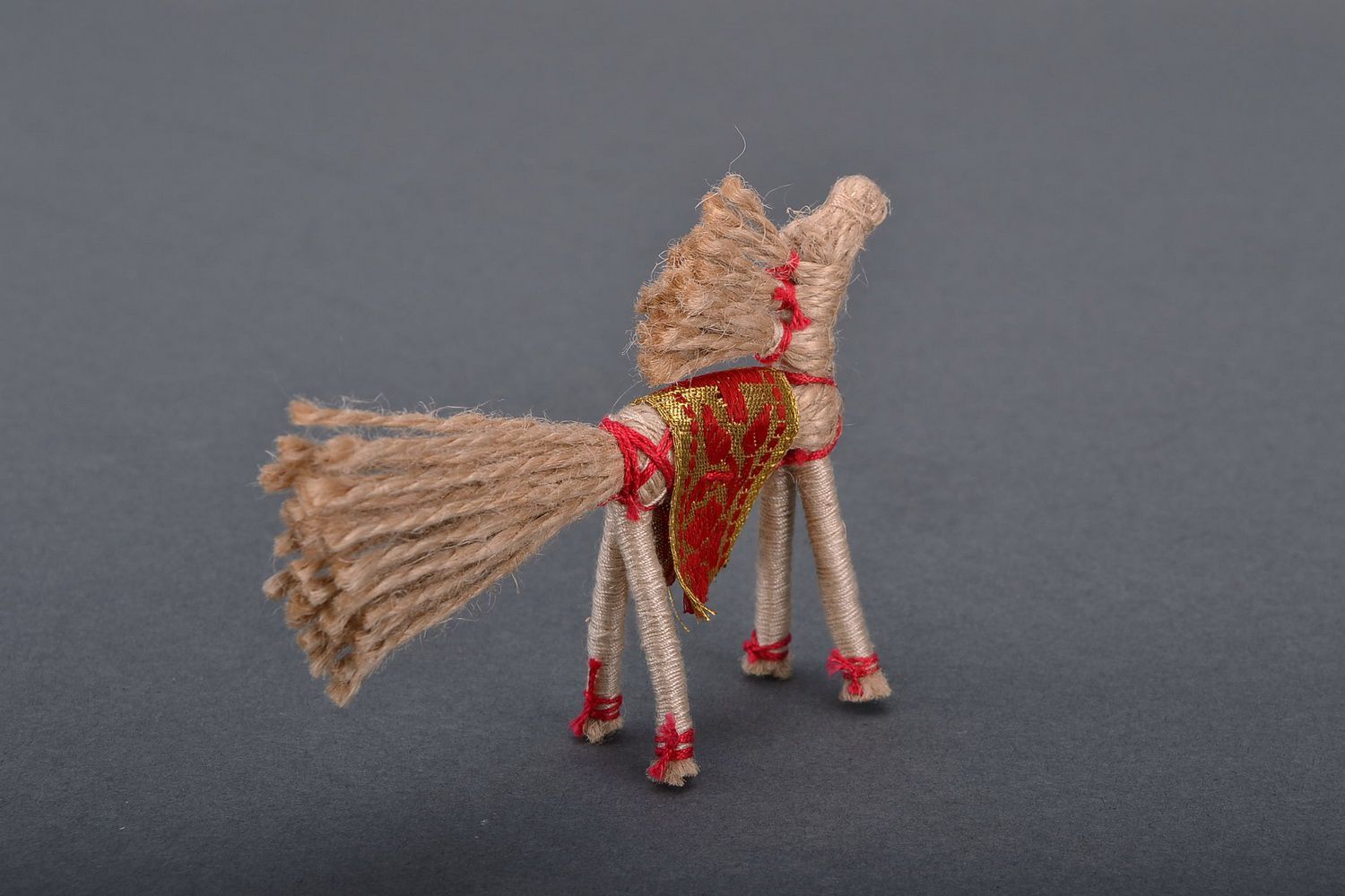 Ethnische Puppe Pferd aus Leinenschnur foto 2