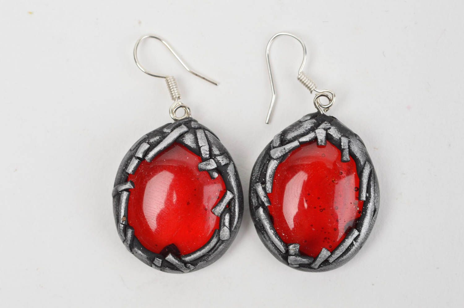 Rote Gehänge Ohrringe aus Polymerton und Glas schön künstlerisch handgemacht foto 2